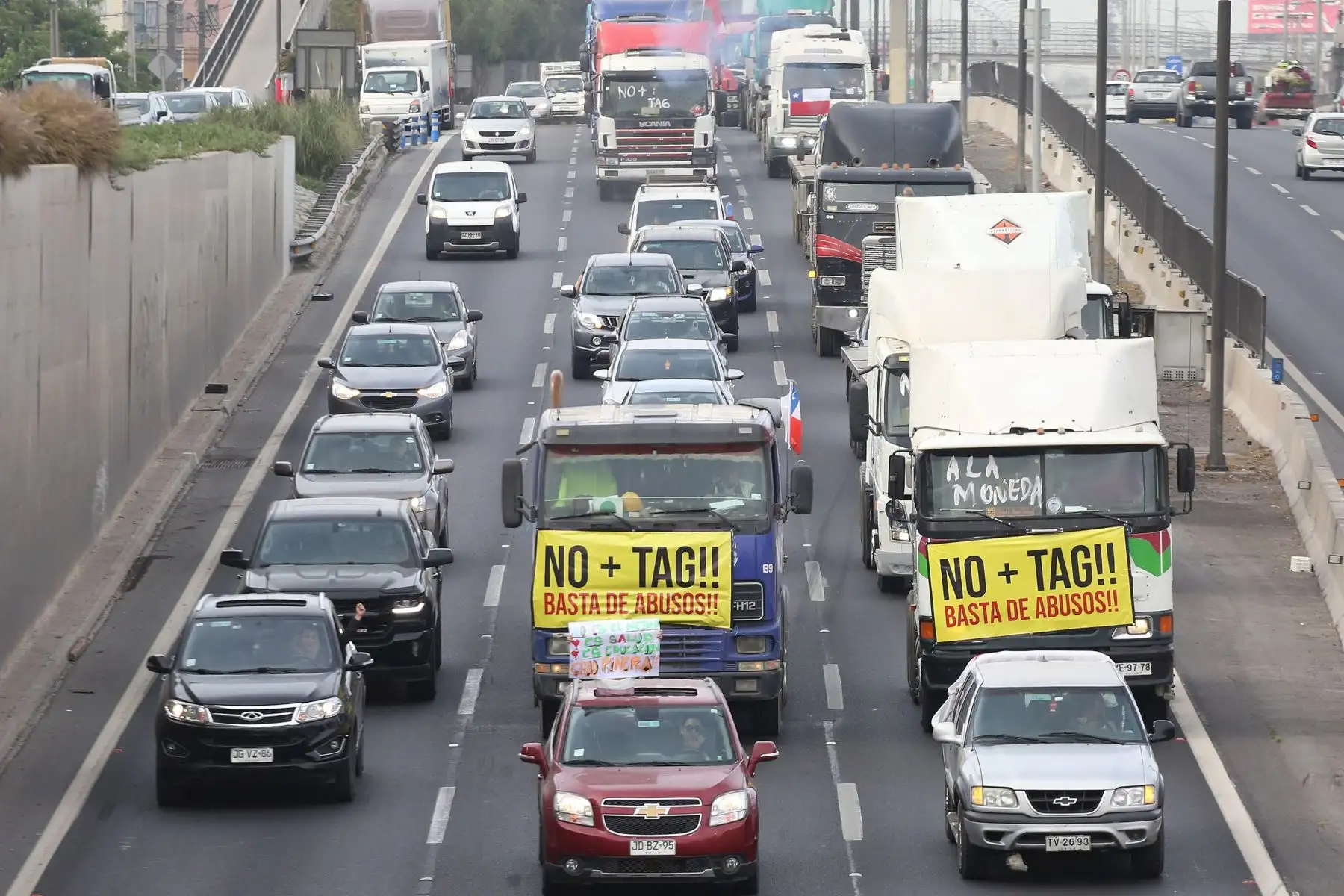 Conductores de camiones se suman a una manifestación este viernes, en el marco de las protestas antigubernamentales en Santiago (Chile). Foto: EFE