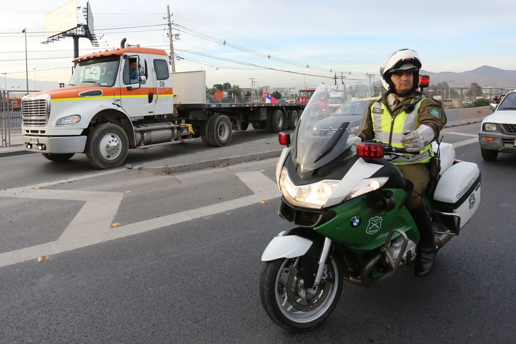 Conductores de camiones se suman a una manifestación este viernes, en el marco de las protestas antigubernamentales en Santiago (Chile). Foto: EFE