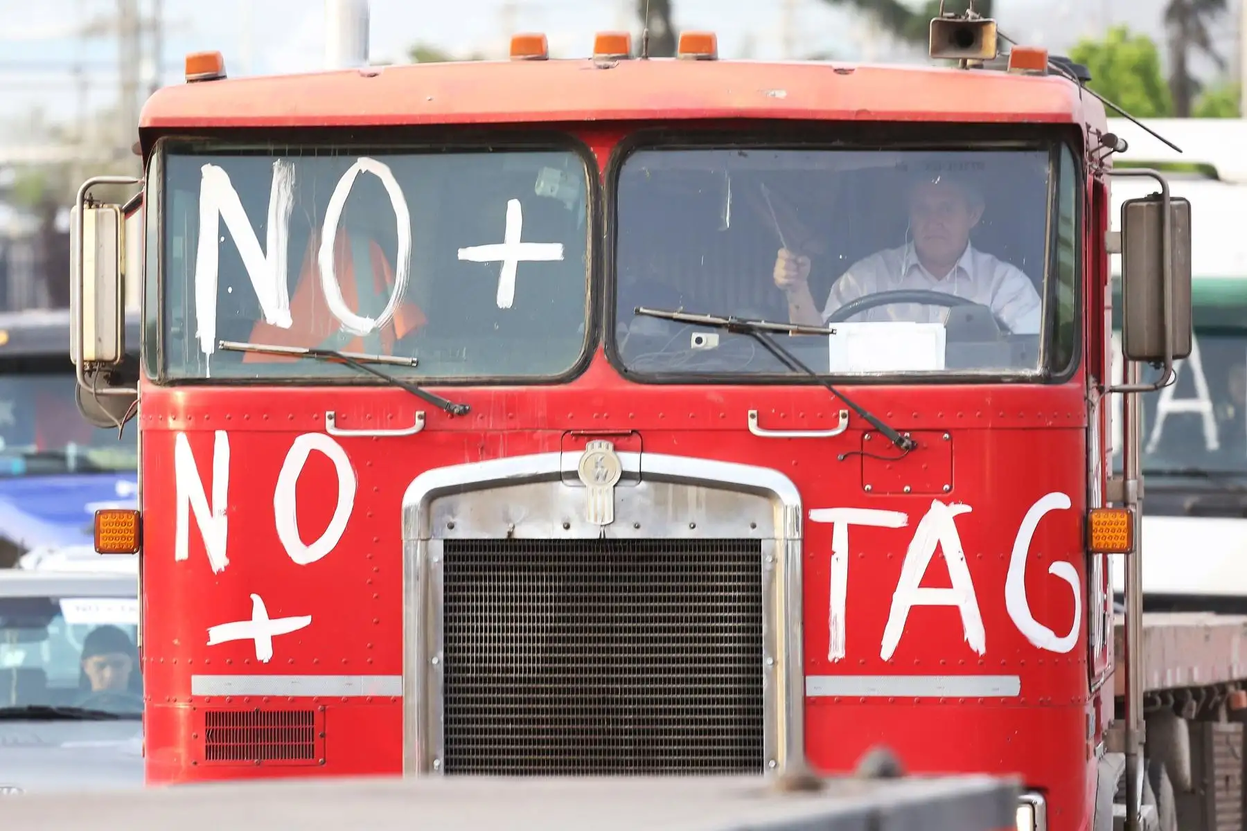 Conductores de camiones se suman a una manifestación este viernes, en el marco de las protestas antigubernamentales en Santiago (Chile). Foto: EFE