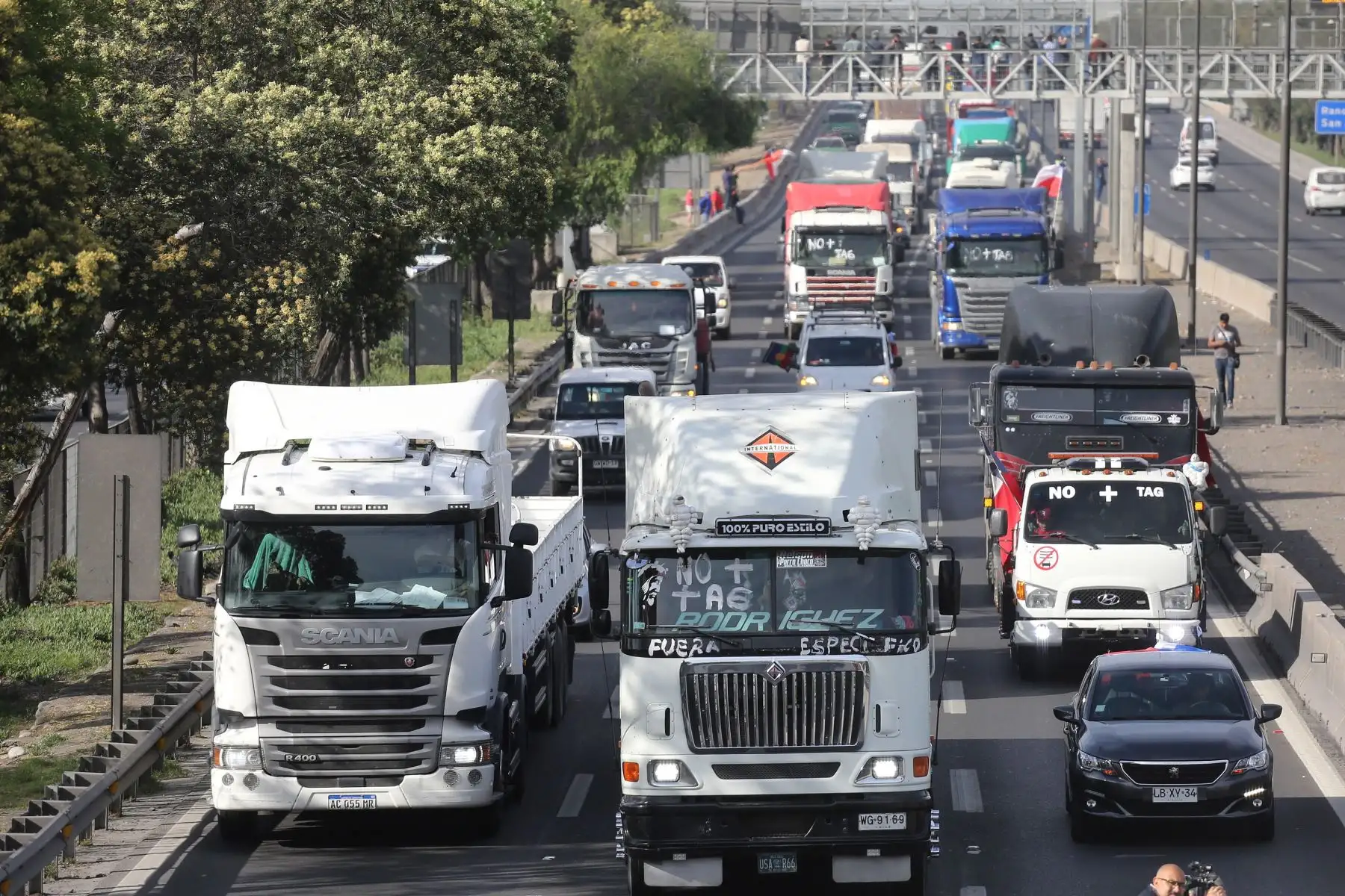 Conductores de camiones se suman a una manifestación este viernes, en el marco de las protestas antigubernamentales en Santiago (Chile). Foto: EFE
