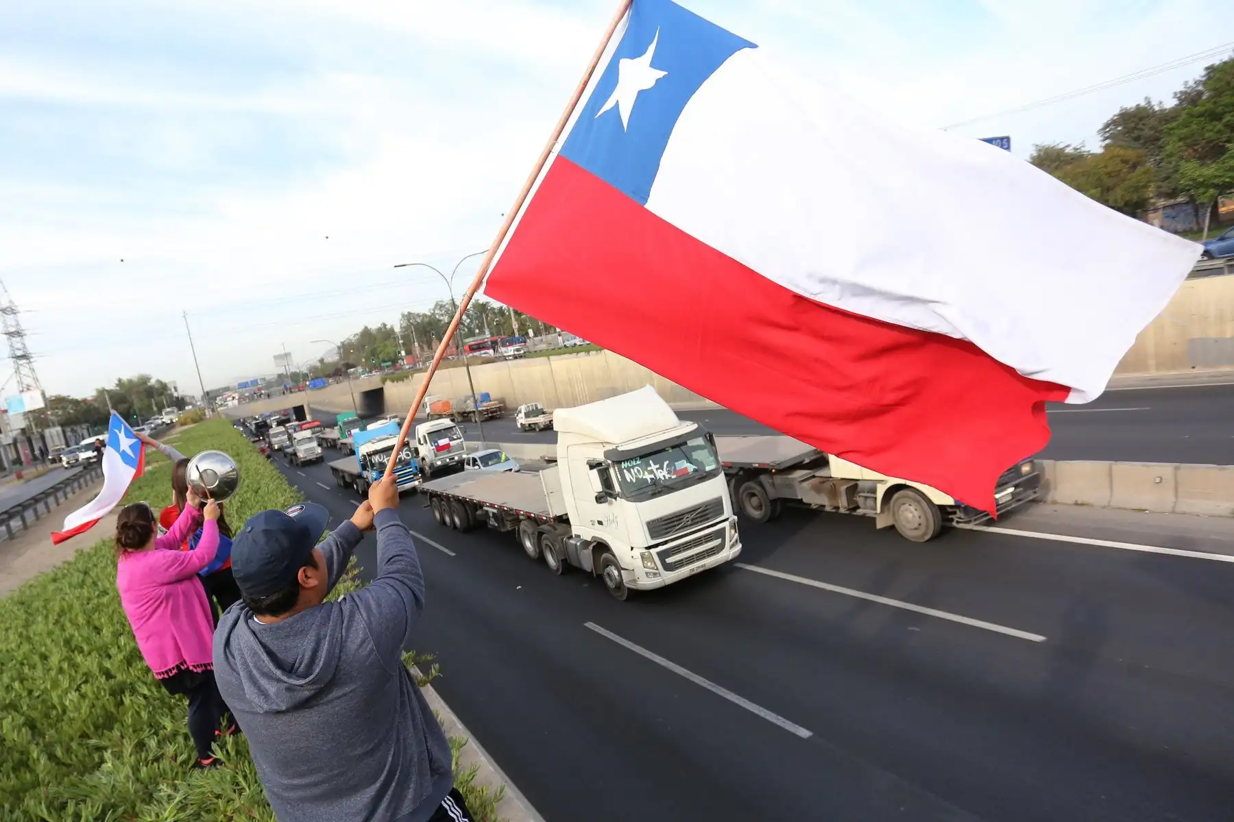 Ciudadanos muestran su apoyo a una manifestación de camiones y vehículos este viernes,en Santiago (Chile). Foto: EFE