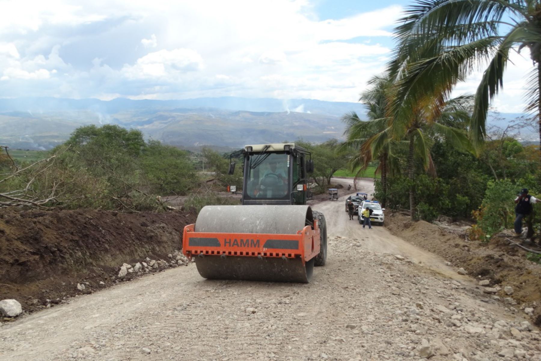 ANDINA/DifusiónPersonal de Provias Descentralizado restableció el tránsito en vía afectada por deslizamiento de masa en centro poblado Naranjos Alto, en Amazonas. ANDINA/Difusión