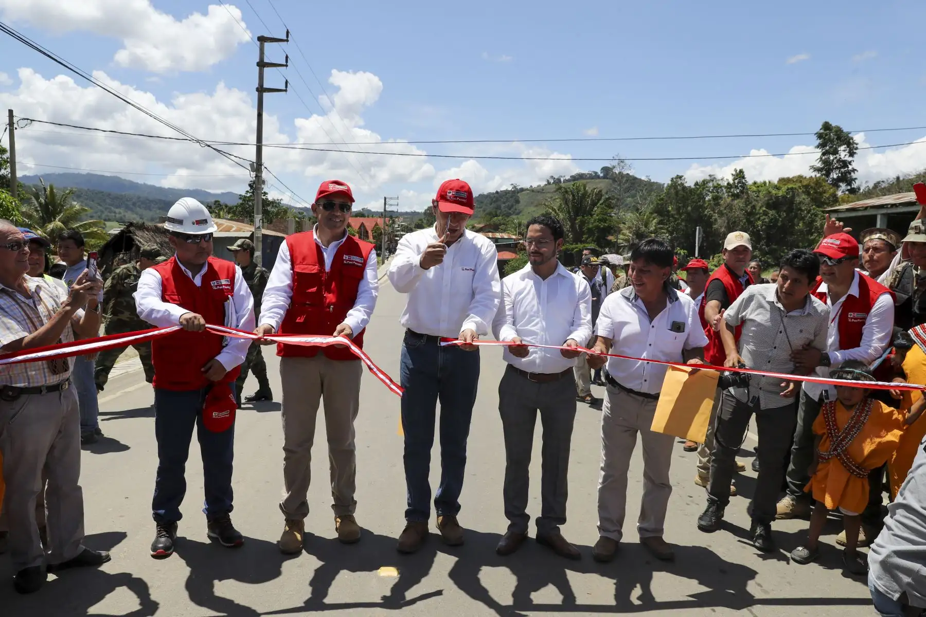 El presidente de la República, Martín Vizcarra, entrega la carretera Mazamari – Pangoa – Cubantía, una importante vía que mejorará la transitabilidad y distribución de productos de la zona en beneficio de nuestros ciudadanos. Foto: ANDINA/ Prensa Presidencia