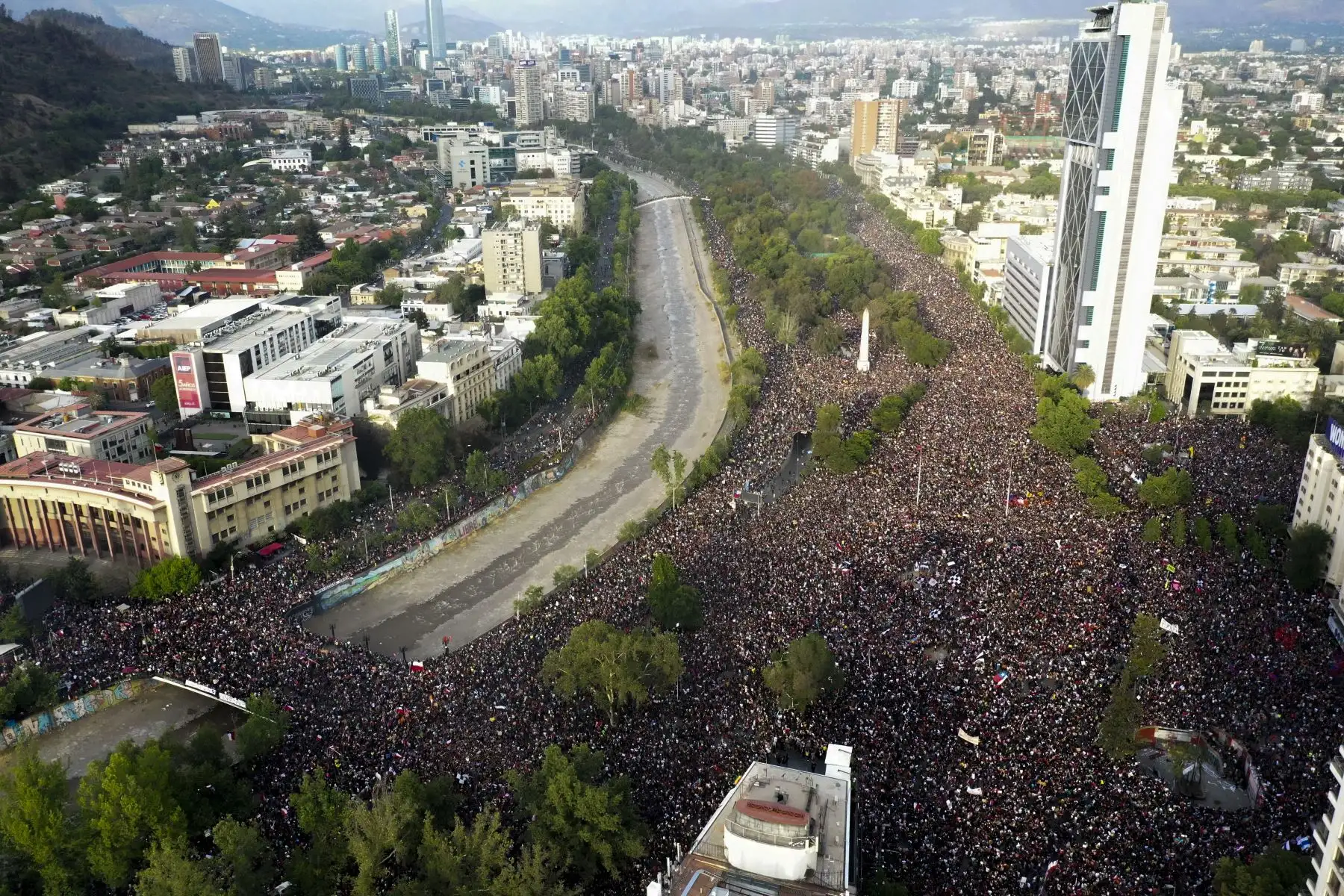 Marcha en Santiago de Chile congrega a casi un millón de protestantes ante crisis social. Foto: AFP