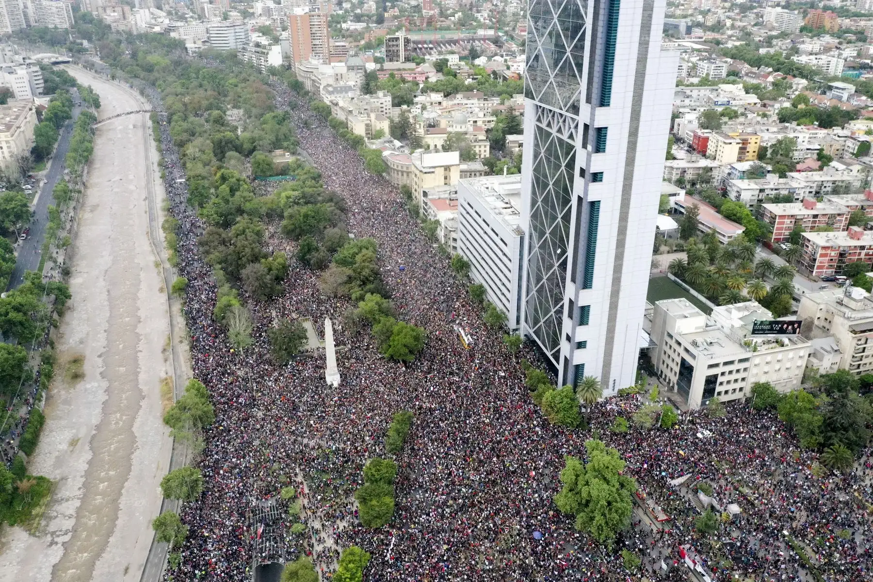 Marcha en Santiago de Chile congrega a casi un millón de protestantes ante crisis social. Foto: AFP