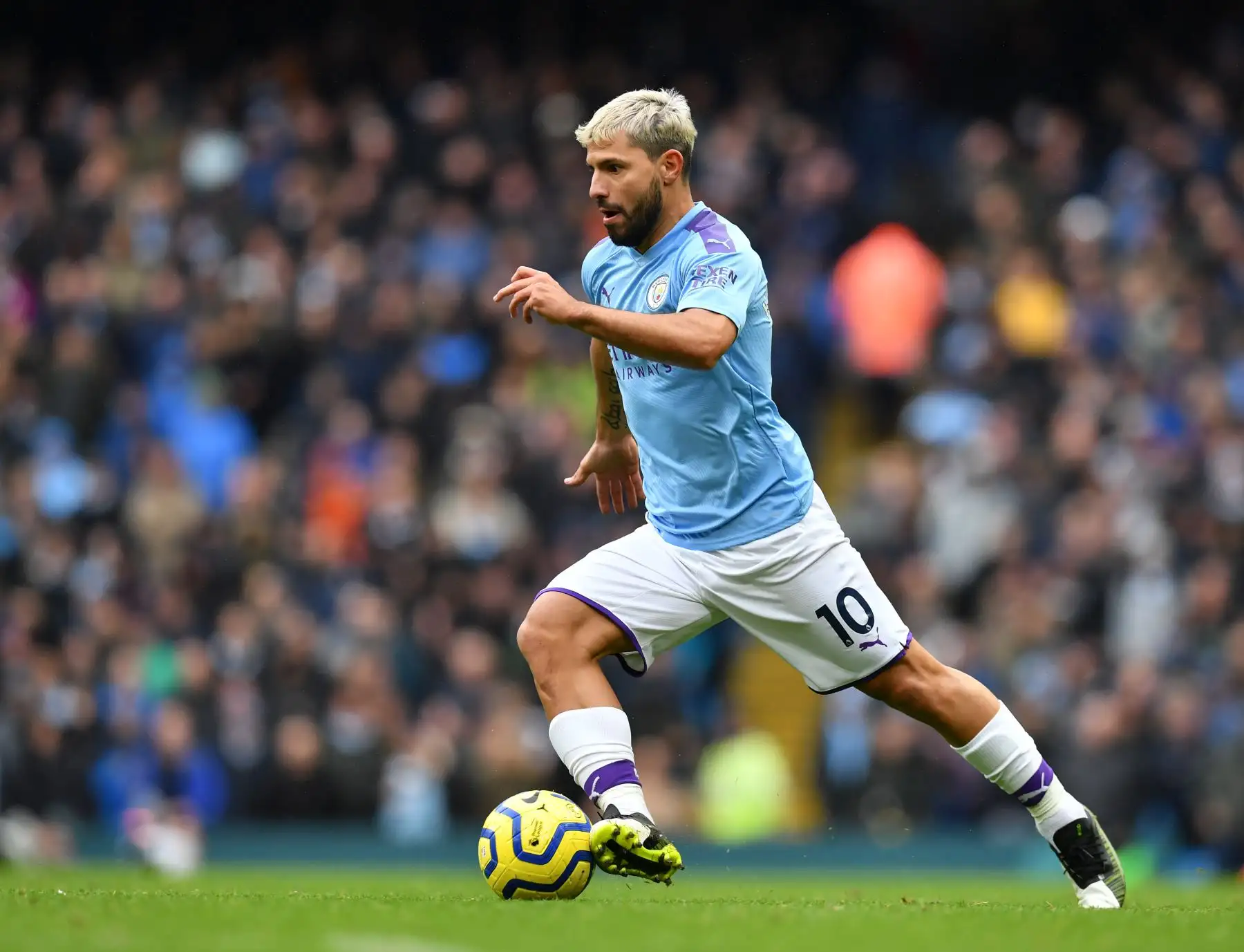 El delantero argentino del Manchester City, Sergio Agüero, corre con el balón durante el partido de fútbol contra Aston Villa por la Premier League. Foto: AFP
