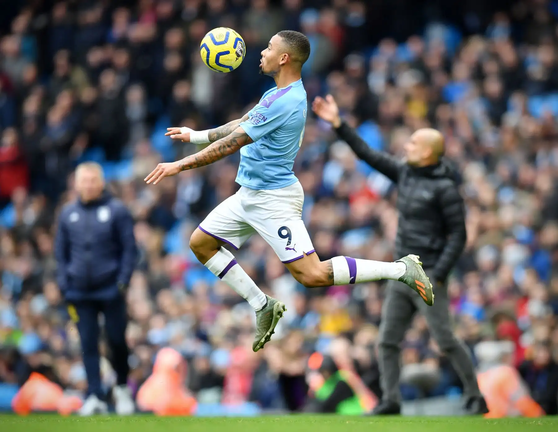 El delantero brasileño del Manchester City Gabriel Jesus controla balón aéreo durante el partido de fútbol de la Premier League. Foto: AFP