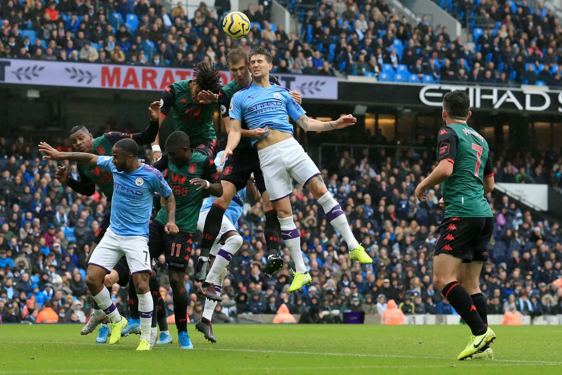 El defensor inglés del Manchester City John Stones conecta con la cabeza hacia la portería  del Aston Villa.  Foto: AFP