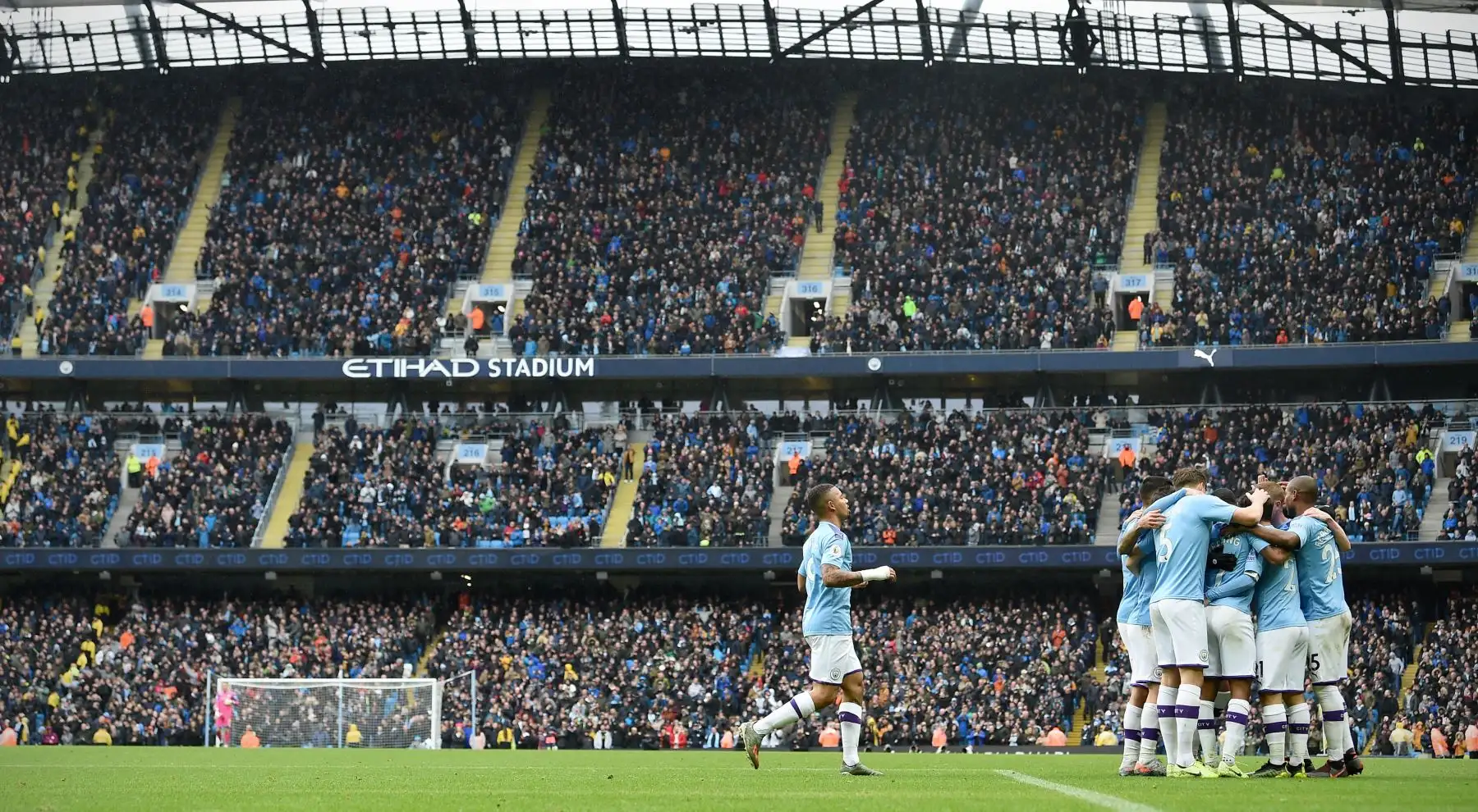 Jugadores del Manachester City celebran su segundo gol durante el partido contra Aston Villa por Premier League. Foto: AFP
