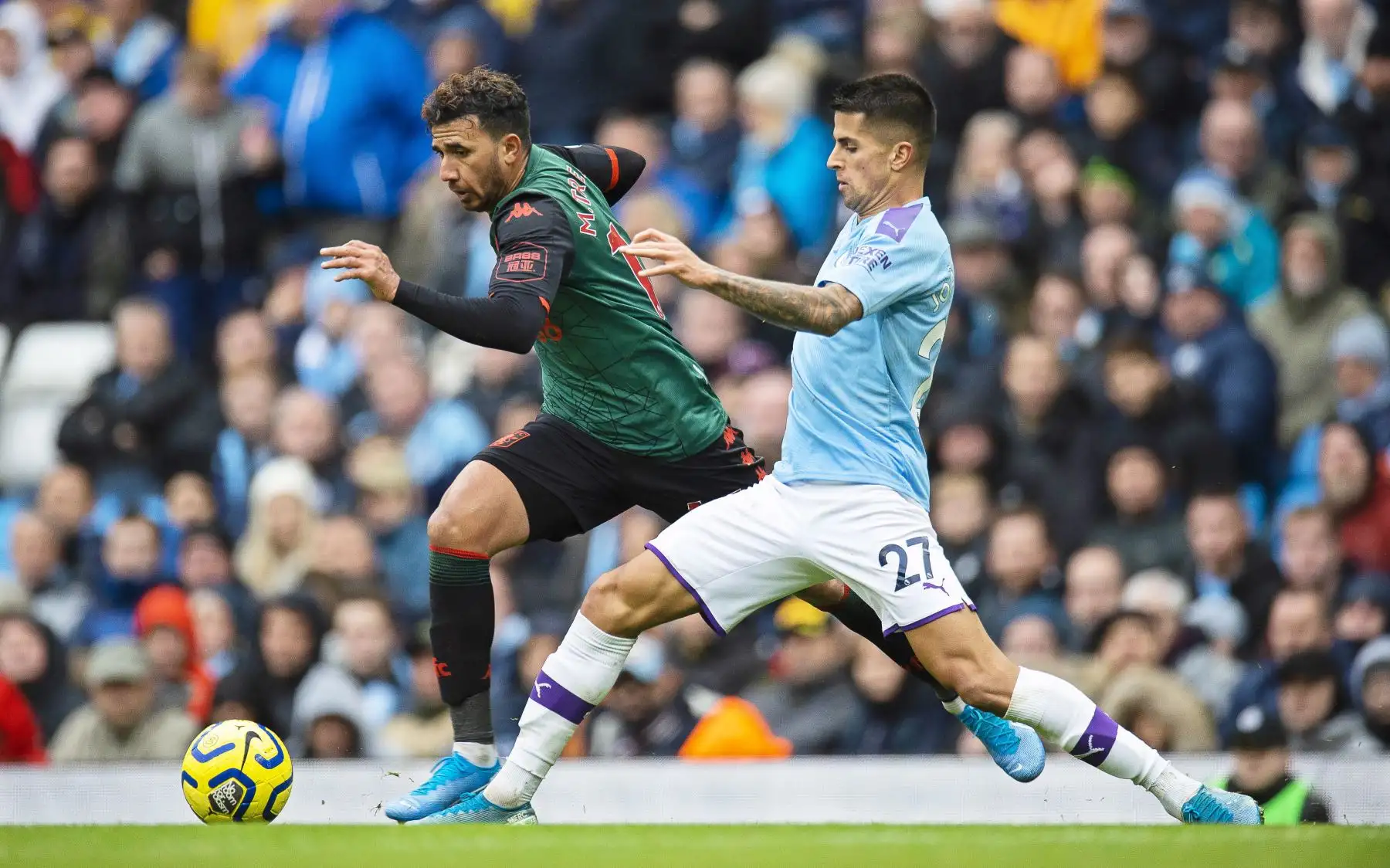 Mahmoud Hassan de Aston Villa disputa el balón contra Joao Cancelo del Manchester City durante el partido de fútbol de la Premier League. Foto: EFE