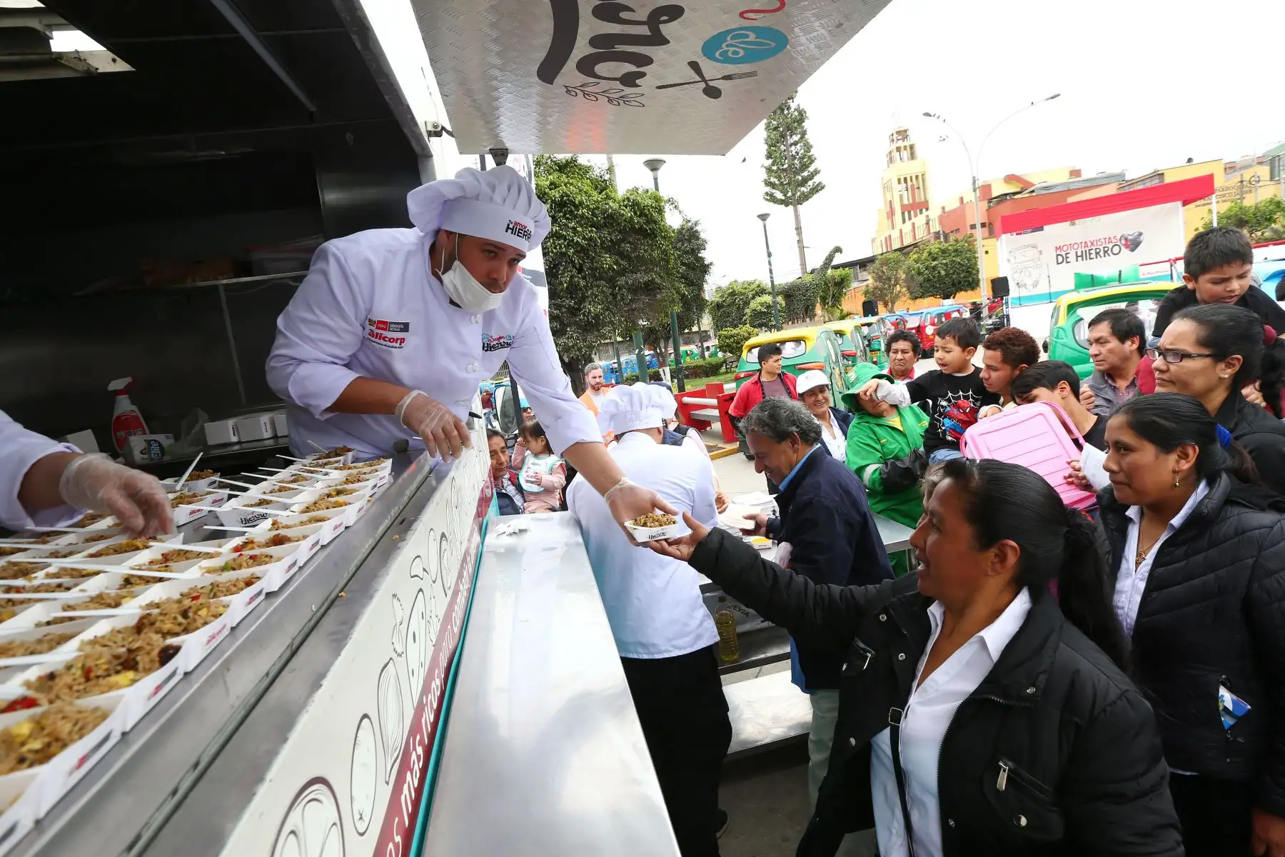 el Food truck "Sazón de Hierro" repartió alimentos a los participantes. Foto: ANDINA/Melina Mejía