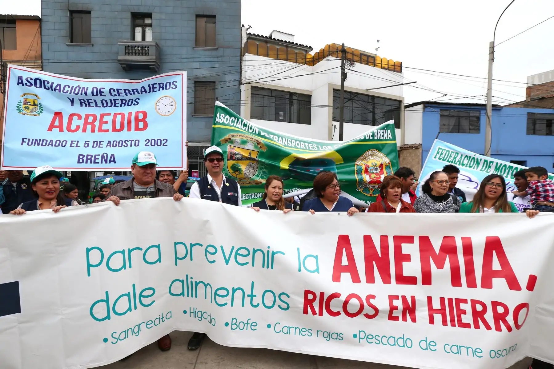 El viceministro de Salud, Gustavo Rosell y el alcalde de Breña, Jose Li Bravo participaron de esta actividad de lucha contra la anemia. Foto: ANDINA/Melina Mejía