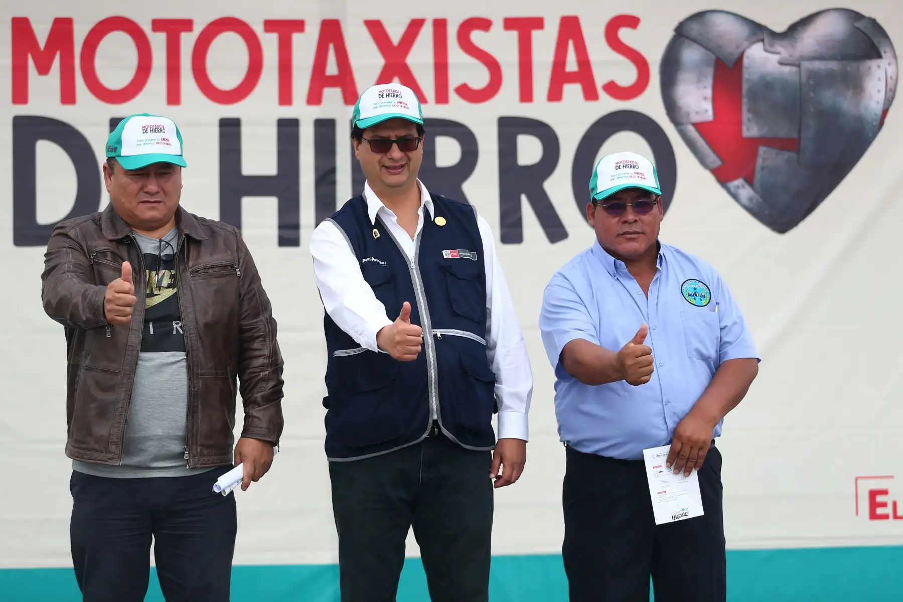 El viceministro de Salud, Gustavo Rosell,  el alcalde de Breña, Jose Li Bravo y el presidente de la asociación de mototaxistas de breña presentaron la campaña "Mototaxistas de Hierro". Foto: ANDINA/Melina Mejía