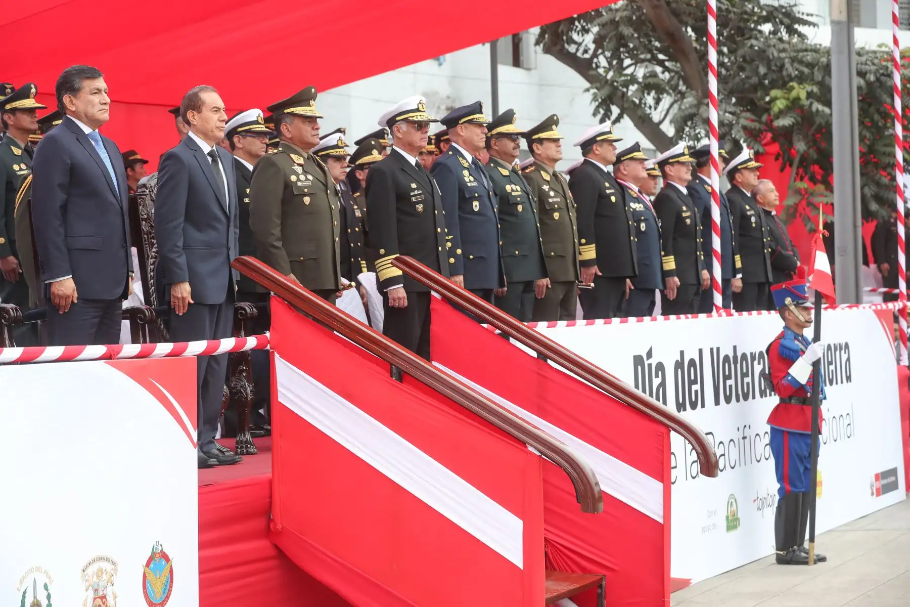 Ministro de Defensa, Walter Martos, participa en ceremonia por el Día del Veterano de Guerra y de la Pacificación Nacional. Foto: ANDINA/Mindef