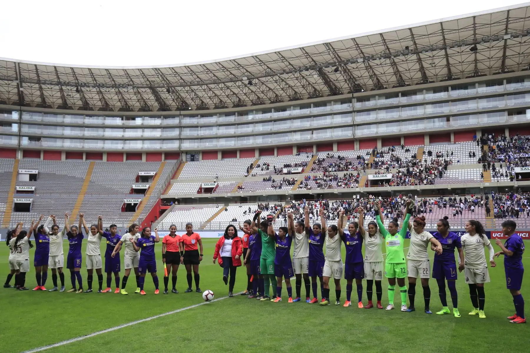 Ministra de la Mujer, Gloria María Montenegro dio el play de honor durante el clásico del fútbol femenino donde Universitario derrotó 2 a 1 a Alianza Lima en el Estadio Nacional.

Foto:ANDINA / Juan Carlos Guzmán Negrini.