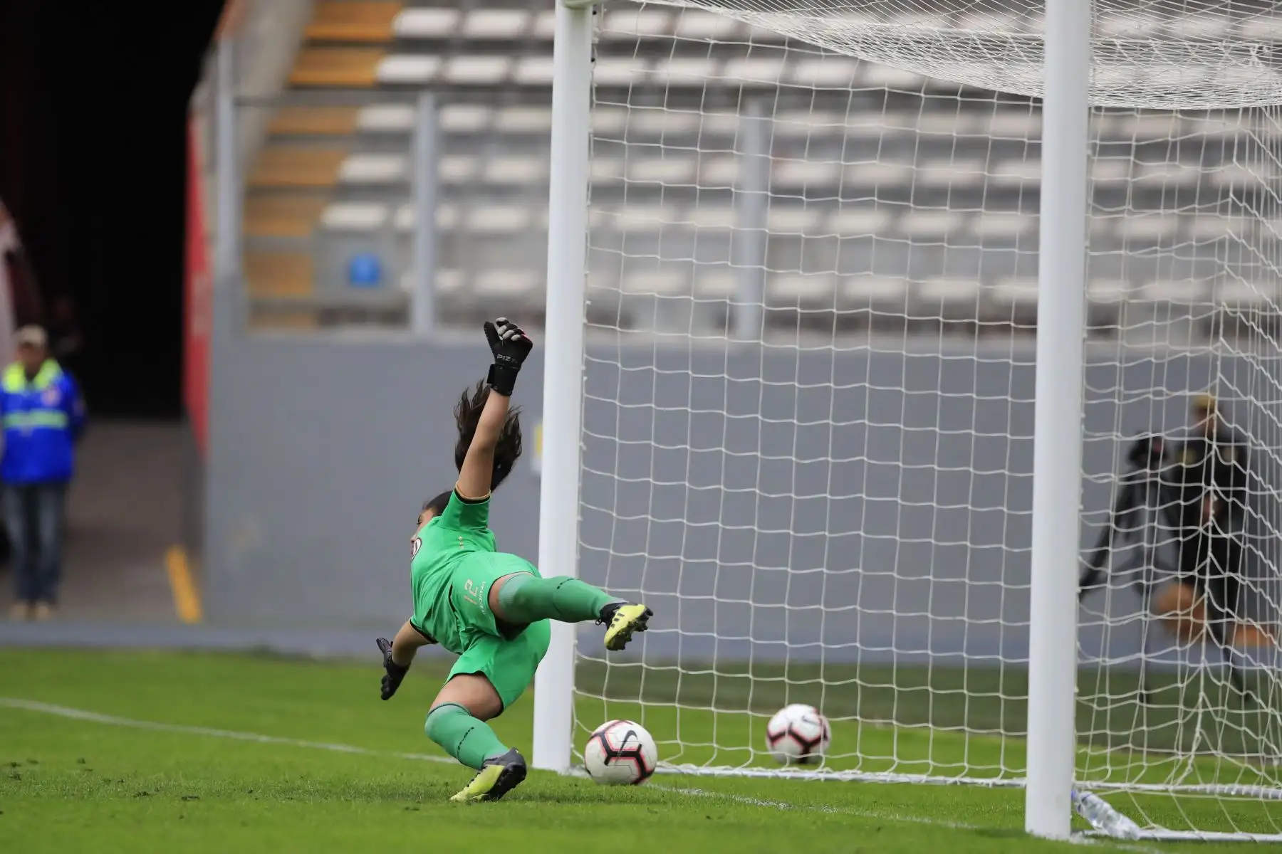Universitario de Deportes derrotó por 2 goles a 1 al Alianza Lima en una edición más del clásico del fútbol femenino jugado en el Estadio Nacional.

Foto:ANDINA / Juan Carlos Guzmán Negrini.