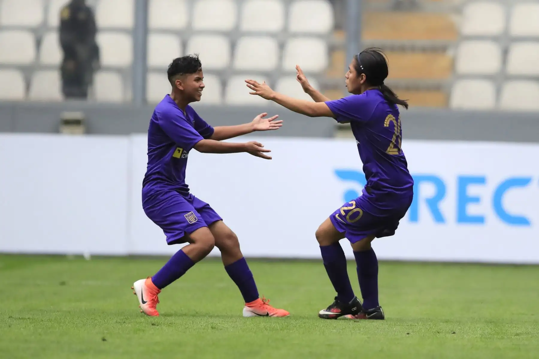 Universitario de Deportes derrotó por 2 goles a 1 al Alianza Lima en una edición más del clásico del fútbol femenino jugado en el Estadio Nacional.

Foto:ANDINA / Juan Carlos Guzmán Negrini.