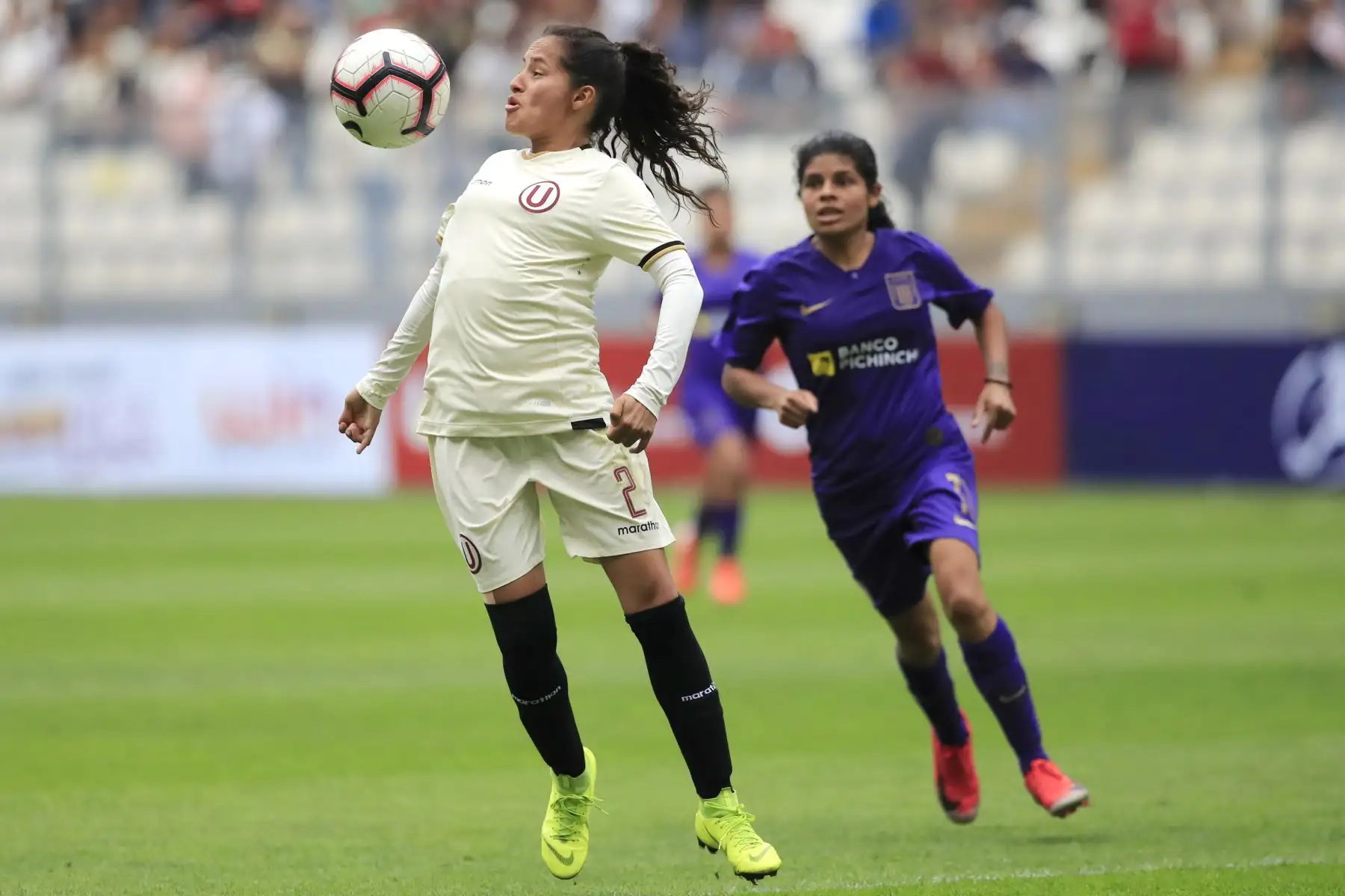 Universitario de Deportes derrotó por 2 goles a 1 al Alianza Lima en una edición más del clásico del fútbol femenino jugado en el Estadio Nacional.

Foto:ANDINA / Juan Carlos Guzmán Negrini.