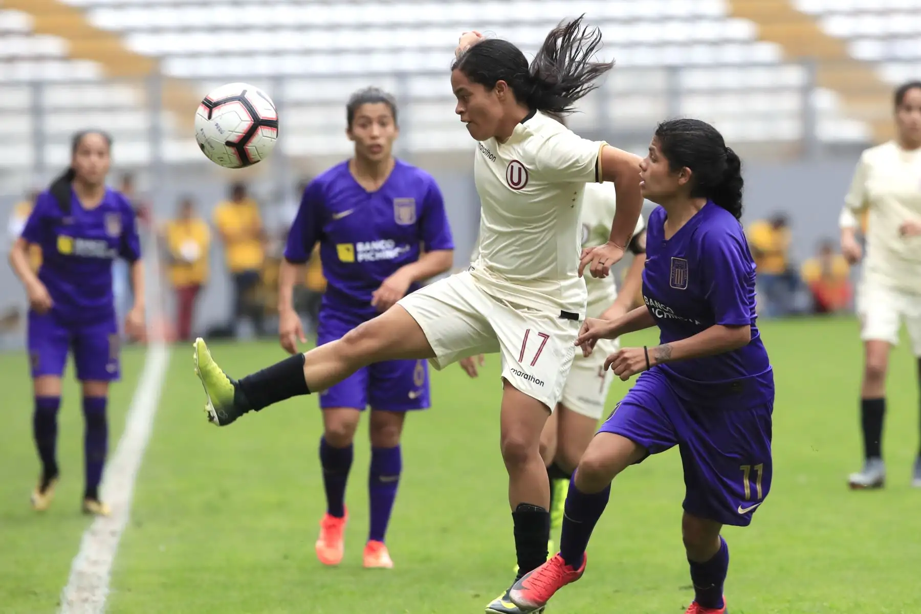 Universitario de Deportes derrotó por 2 goles a 1 al Alianza Lima en una edición más del clásico del fútbol femenino jugado en el Estadio Nacional.

Foto:ANDINA / Juan Carlos Guzmán Negrini.