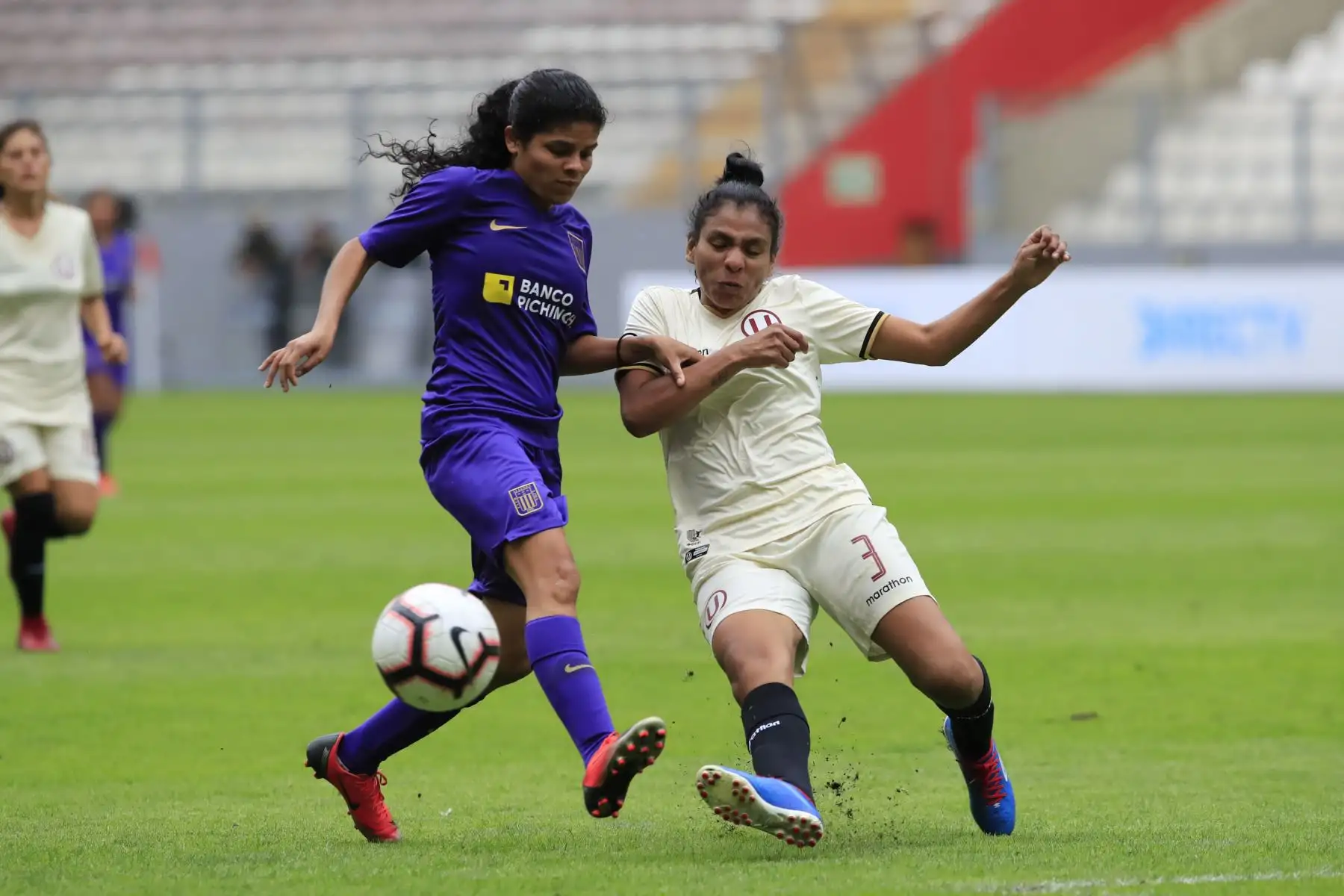 Universitario de Deportes derrotó por 2 goles a 1 al Alianza Lima en una edición más del clásico del fútbol femenino jugado en el Estadio Nacional.

Foto:ANDINA / Juan Carlos Guzmán Negrini.