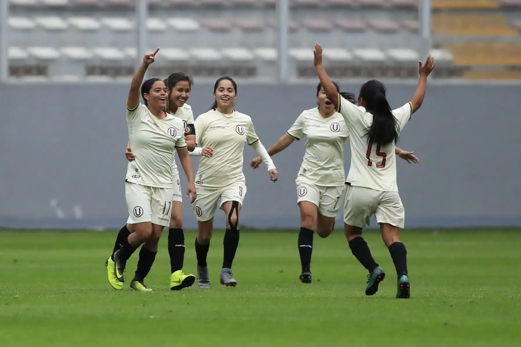 Universitario de Deportes derrotó por 2 goles a 1 al Alianza Lima en una edición más del clásico del fútbol femenino jugado en el Estadio Nacional.

Foto:ANDINA / Juan Carlos Guzmán Negrini.