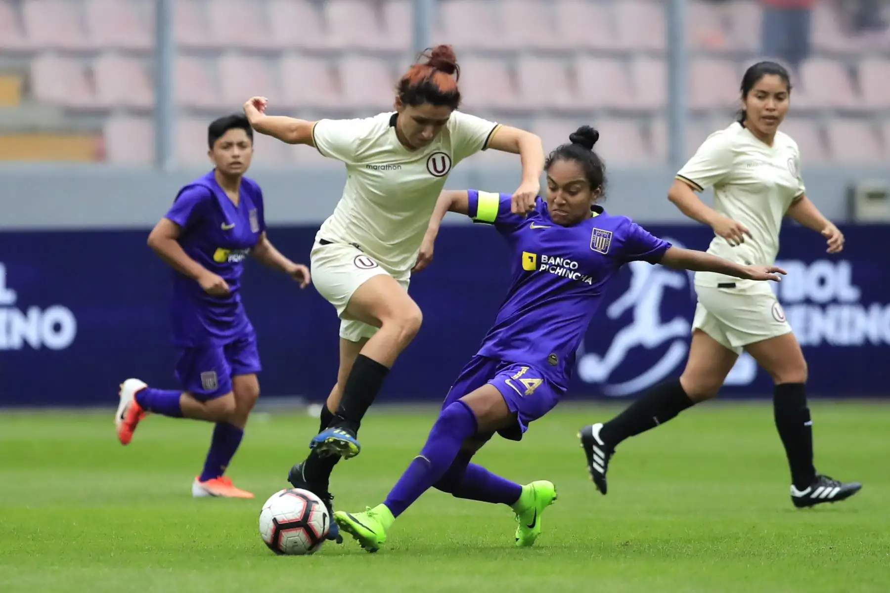 Universitario de Deportes derrotó por 2 goles a 1 al Alianza Lima en una edición más del clásico del fútbol femenino jugado en el Estadio Nacional.

Foto:ANDINA / Juan Carlos Guzmán Negrini.