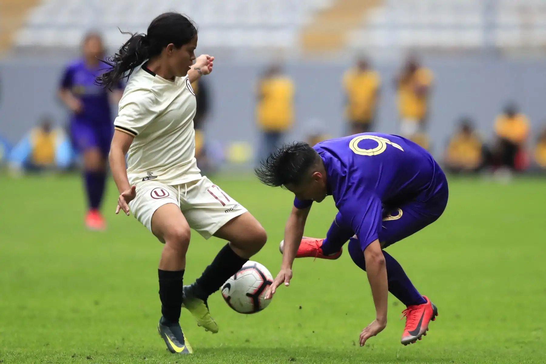 Universitario de Deportes derrotó por 2 goles a 1 al Alianza Lima en una edición más del clásico del fútbol femenino jugado en el Estadio Nacional.

Foto:ANDINA / Juan Carlos Guzmán Negrini.