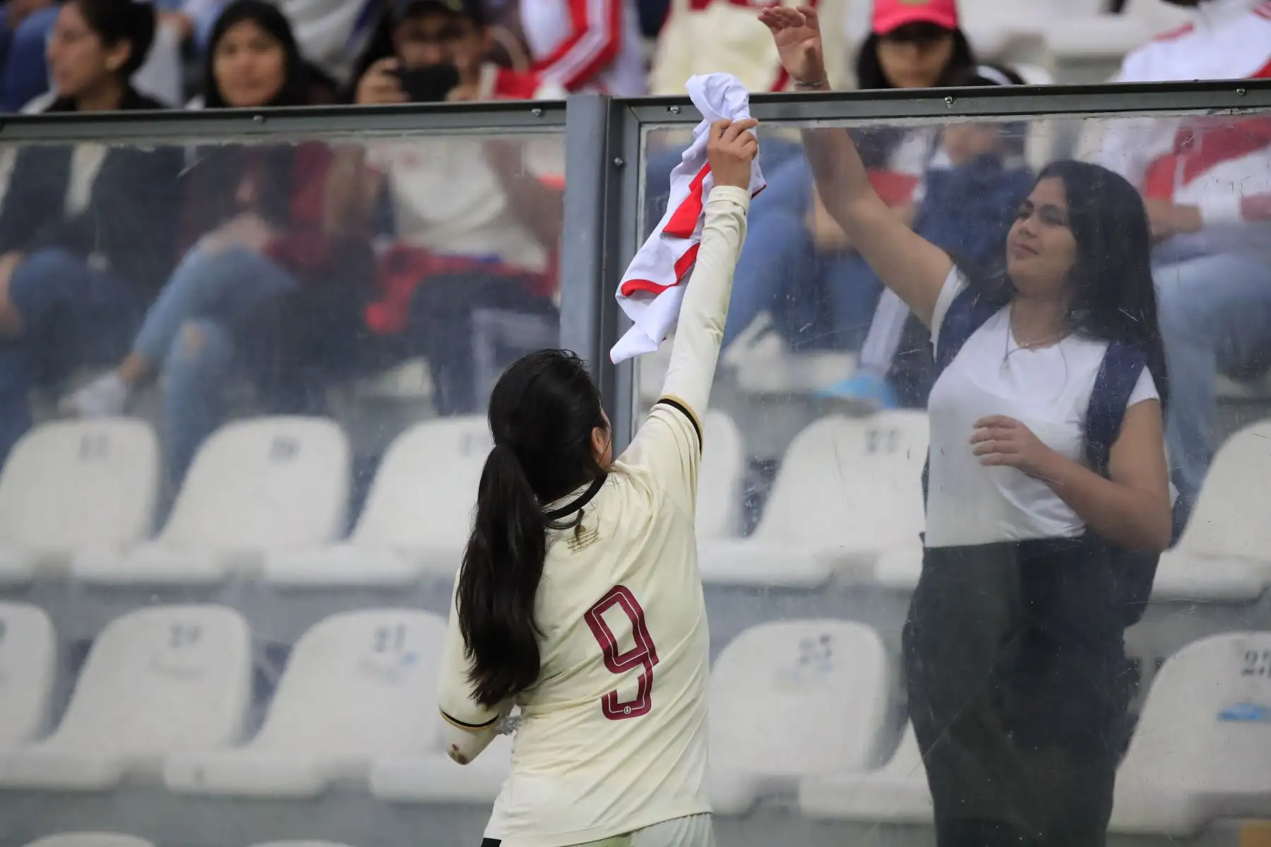 Universitario de Deportes derrotó por 2 goles a 1 al Alianza Lima en una edición más del clásico del fútbol femenino jugado en el Estadio Nacional.

Foto:ANDINA / Juan Carlos Guzmán Negrini.