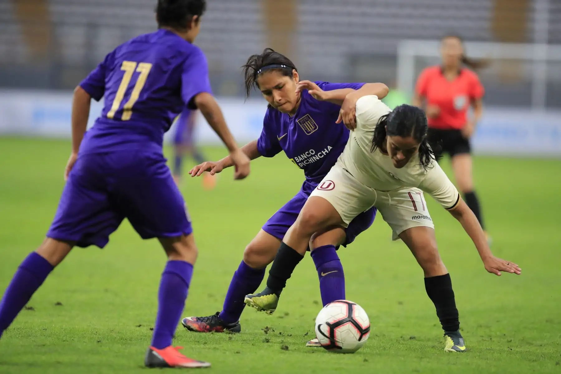 Universitario de Deportes derrotó por 2 goles a 1 al Alianza Lima en una edición más del clásico del fútbol femenino jugado en el Estadio Nacional.

Foto:ANDINA / Juan Carlos Guzmán Negrini.