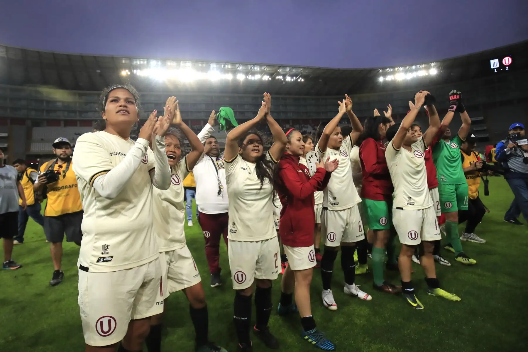 Universitario de Deportes derrotó por 2 goles a 1 al Alianza Lima en una edición más del clásico del fútbol femenino jugado en el Estadio Nacional.

Foto:ANDINA / Juan Carlos Guzmán Negrini.