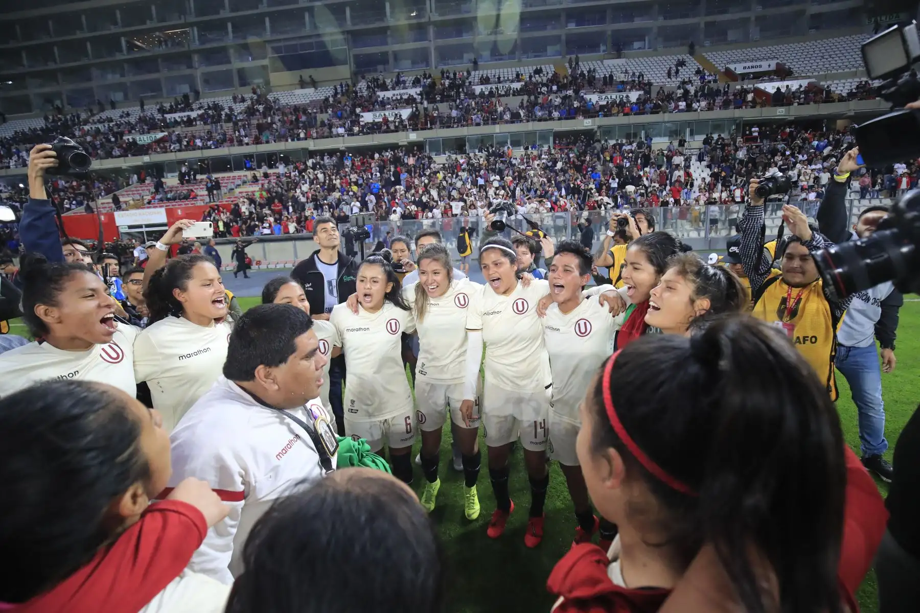 Universitario de Deportes derrotó por 2 goles a 1 al Alianza Lima en una edición más del clásico del fútbol femenino jugado en el Estadio Nacional.

Foto:ANDINA / Juan Carlos Guzmán Negrini.