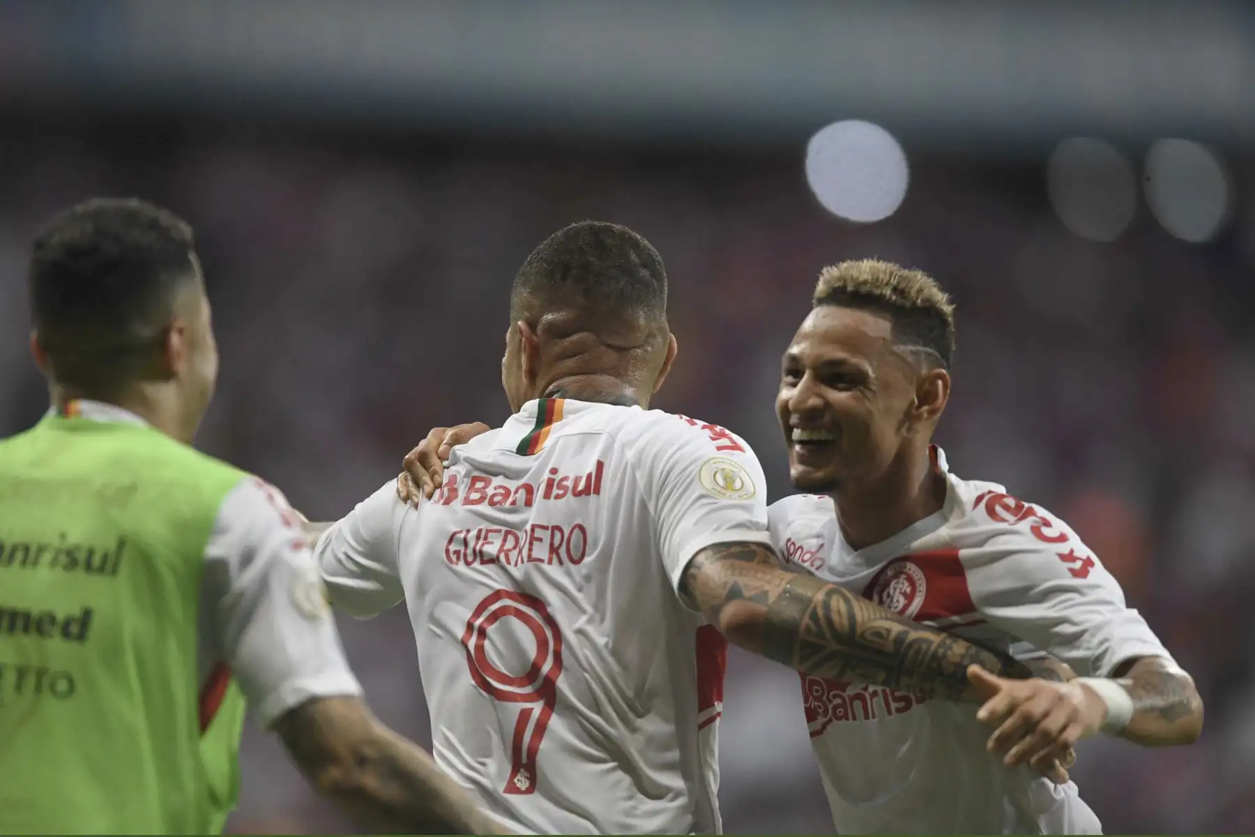 El delantero peruano Paolo Guerrero volvió a anotar en un torneo oficial y logró con ello cortar una racha de nueve partidos sin anotar. El ariete marcó dos goles en el encuentro de Internacional de Porto Alegre y Bahía por el Brasileirao. Foto:Twiter SC Internacional