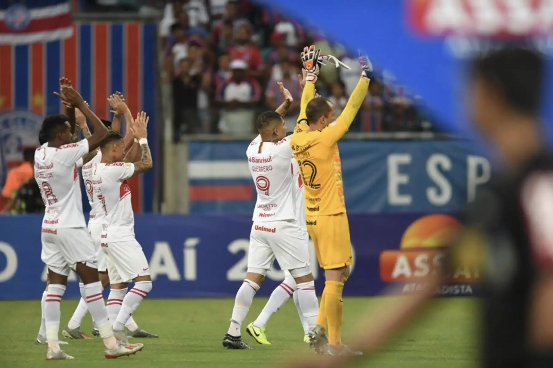 El delantero peruano Paolo Guerrero volvió a anotar en un torneo oficial y logró con ello cortar una racha de nueve partidos sin anotar. El ariete marcó dos goles en el encuentro de Internacional de Porto Alegre y Bahía por el Brasileirao. Foto:Twiter SC Internacional