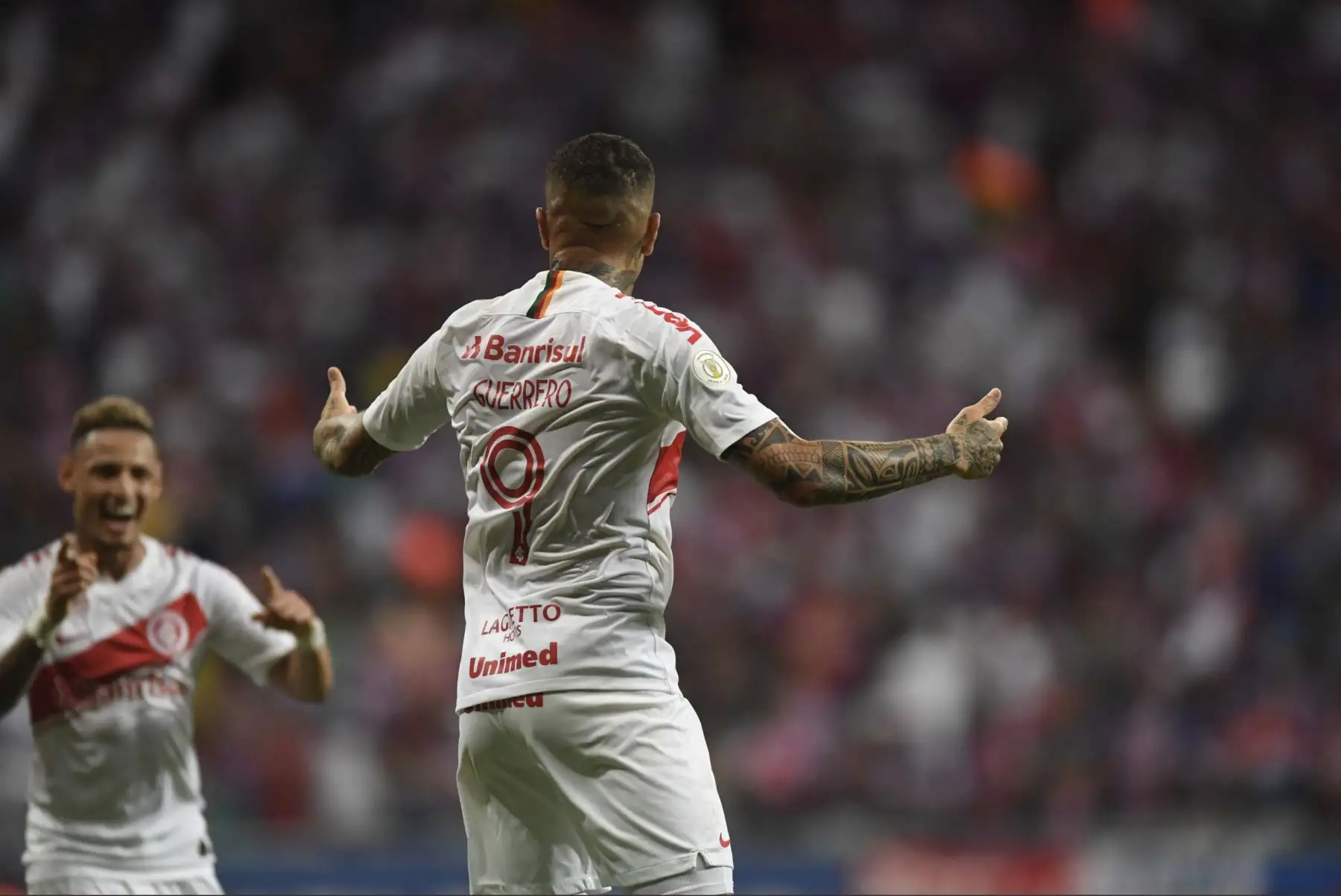 El delantero peruano Paolo Guerrero volvió a anotar en un torneo oficial y logró con ello cortar una racha de nueve partidos sin anotar. El ariete marcó dos goles en el encuentro de Internacional de Porto Alegre y Bahía por el Brasileirao. Foto:Twiter SC Internacional