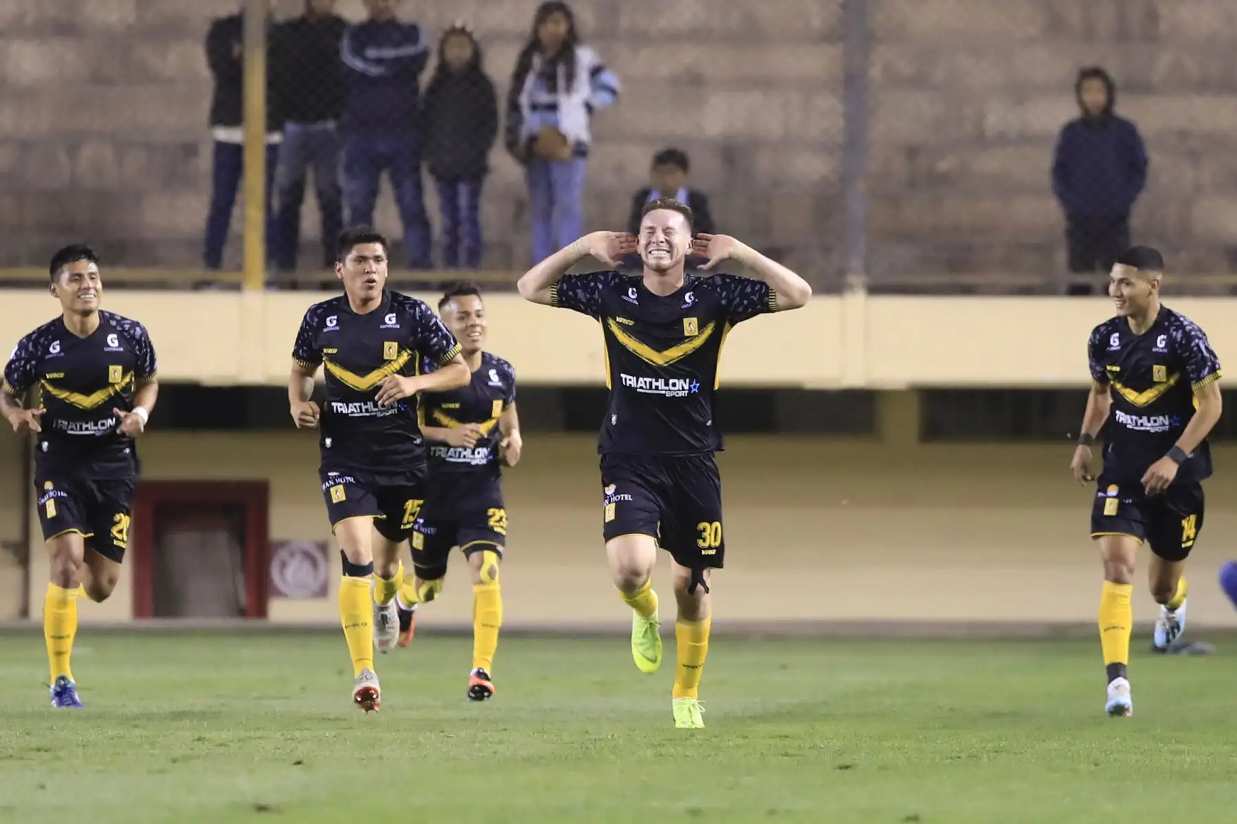 Universitario de Deportes se enfrenta al Deportivo Cantolao. Celebración de Sebastián La Torre luego de anotar el primer gol del encuentro


Foto: ANDINA/Juan Carlos Guzmán Negrini