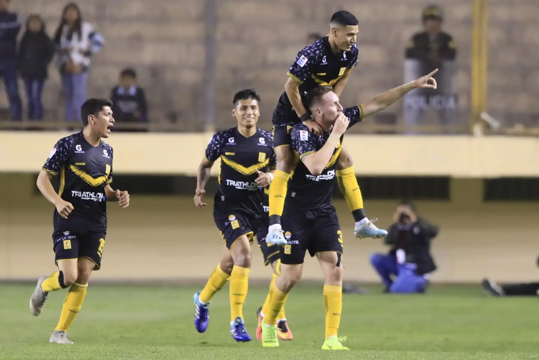 Universitario de Deportes se enfrenta al Deportivo Cantolao. Celebración de Sebastián La Torre luego de anotar el primer gol del encuentro

Foto: ANDINA/Juan Carlos Guzmán Negrini