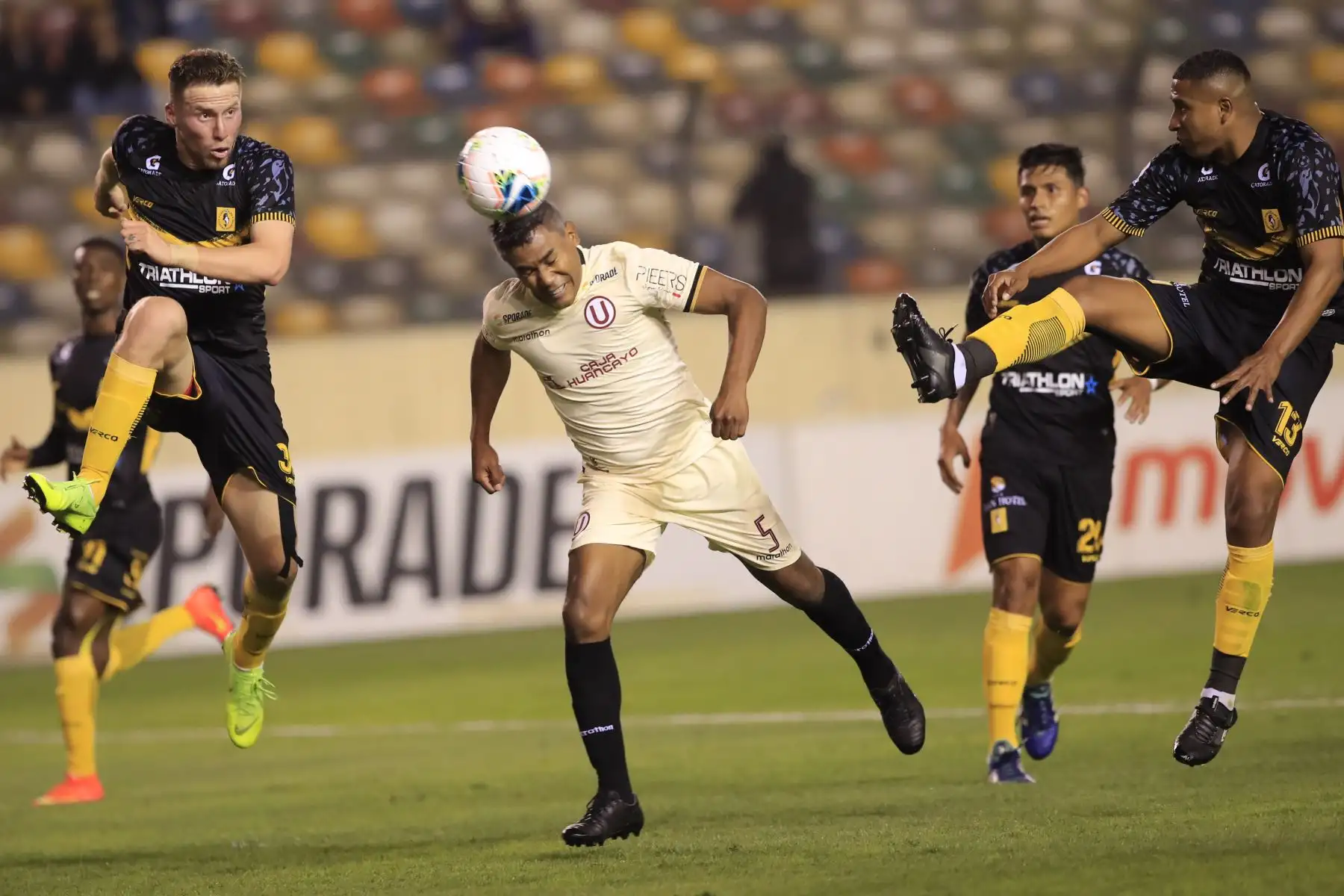 Universitario de Deportes se enfrenta al Deportivo Cantolao. Jersson Vásquez cabecea el balón 

Foto: ANDINA/Juan Carlos Guzmán Negrini