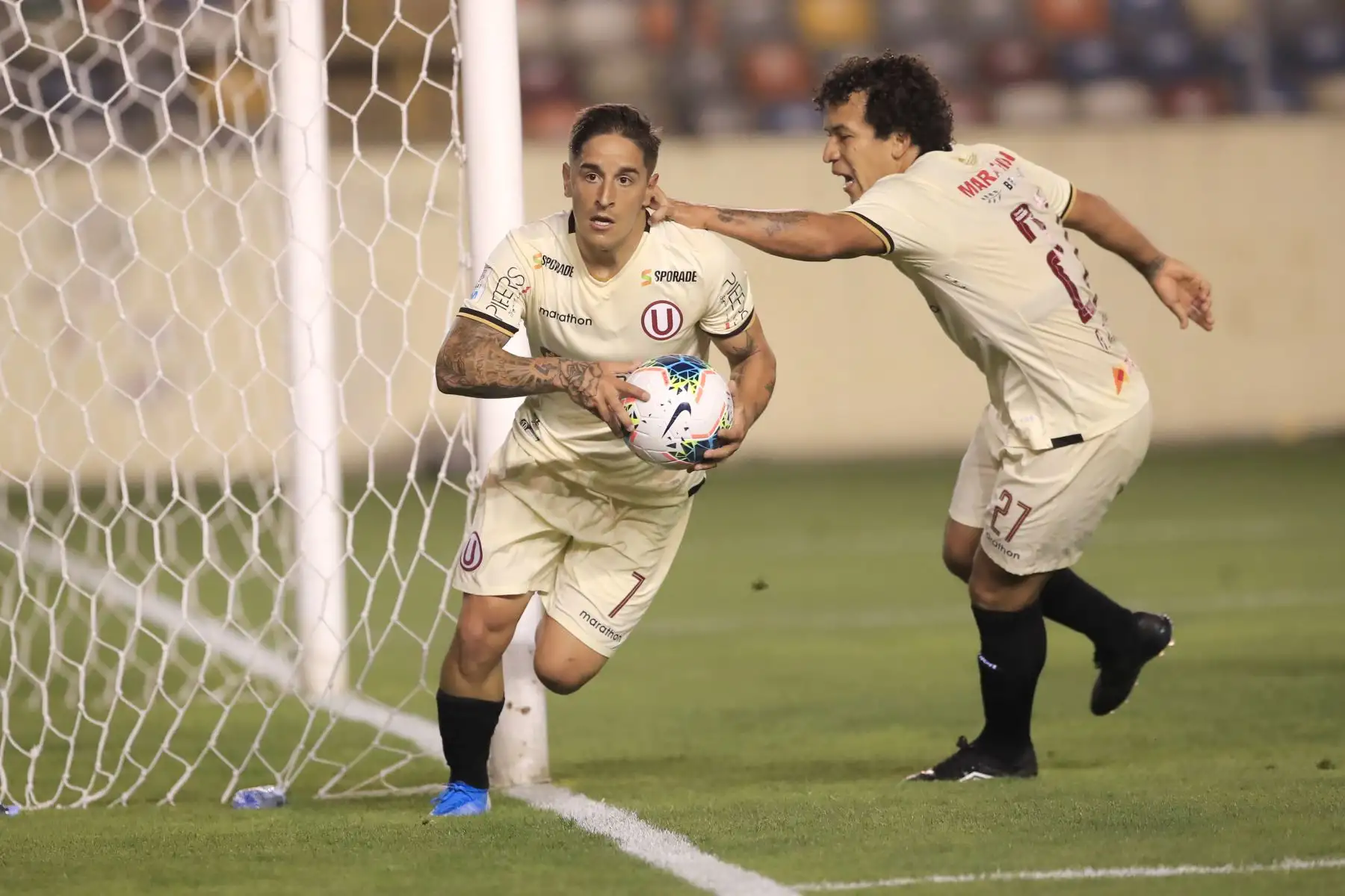 Universitario de Deportes se enfrenta al Deportivo Cantolao. Celebración de Alejandro Hohberg seguido por Gary Correa luego de anotar un gol

Foto: ANDINA/Juan Carlos Guzmán Negrini