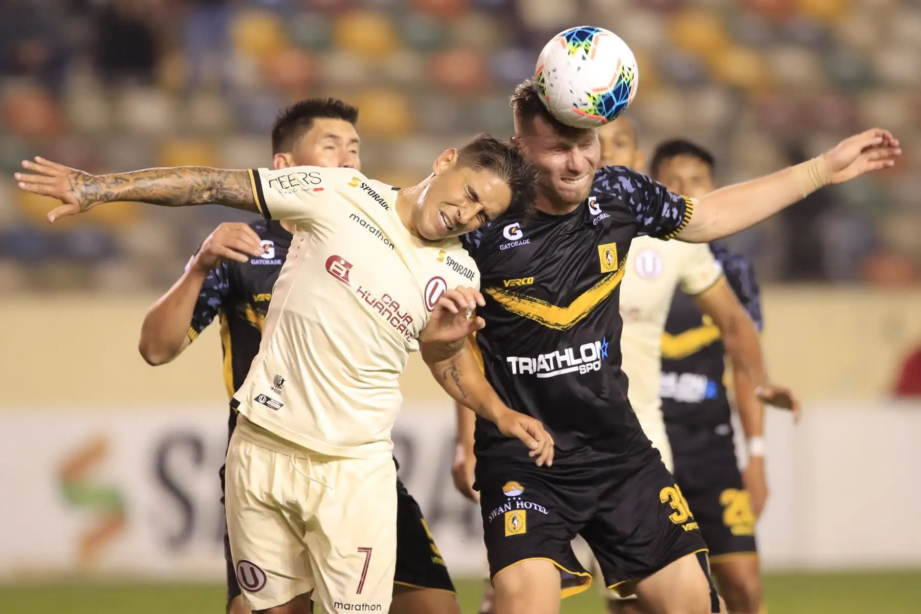 Universitario de Deportes se enfrenta al Deportivo Cantolao.Sebastián La Torre y Alejandro Hohberg disputan el balón

Foto: ANDINA/Juan Carlos Guzmán Negrini