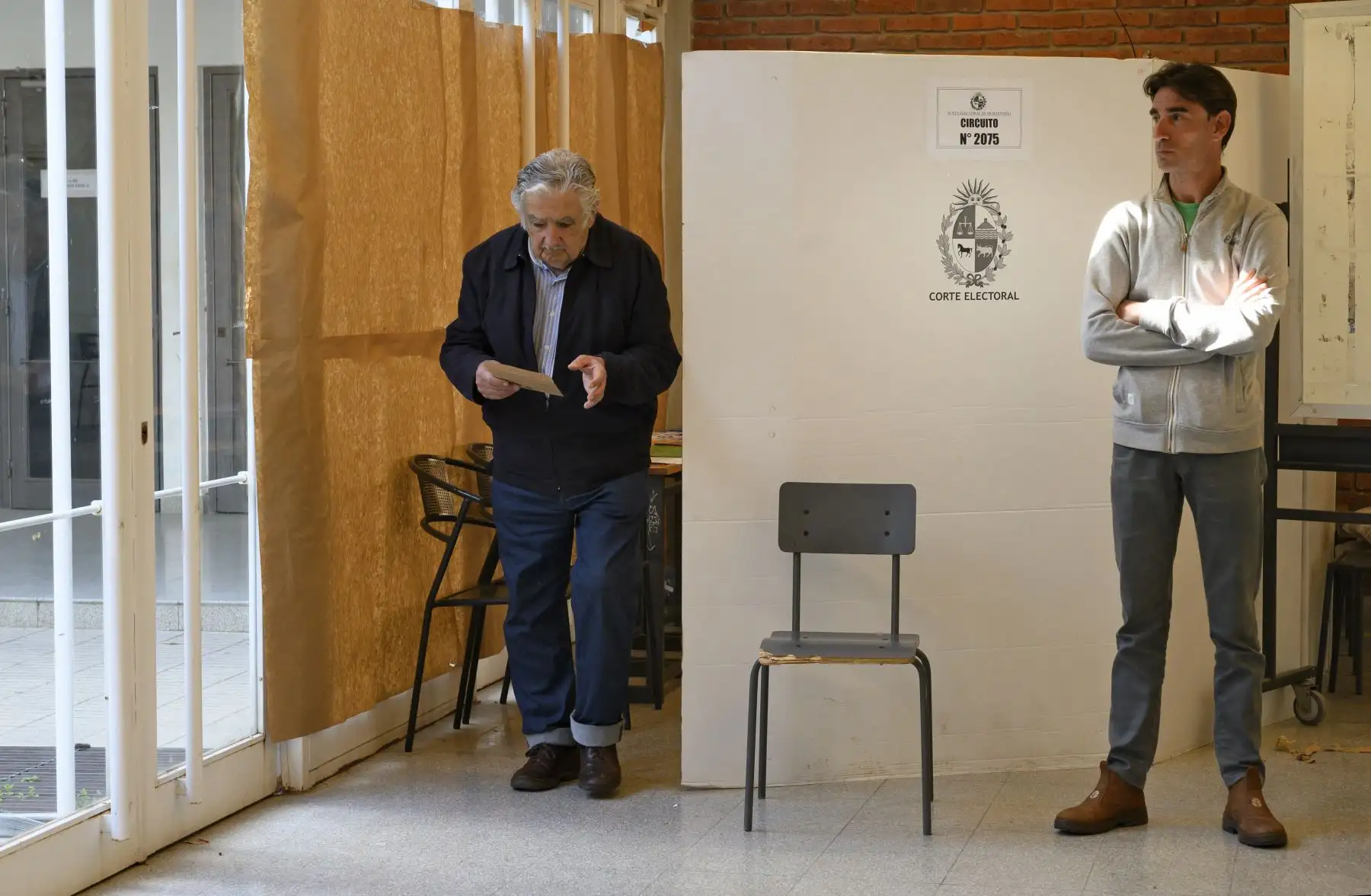 El expresidente de Uruguay, José Mujica, votó este domingo en las elecciones presidenciales y parlamentarias en su país. Foto: AFP