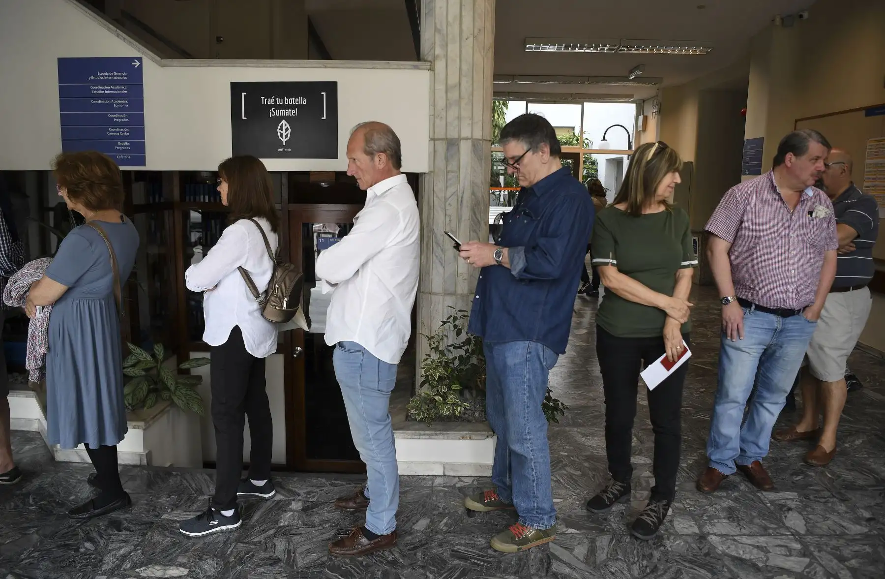Más de 2,6 millones de uruguayos votan desde tempranas horas de hoy domingo para elegir al presidente que sucederá a Tabaré Vázquez. Foto: AFP