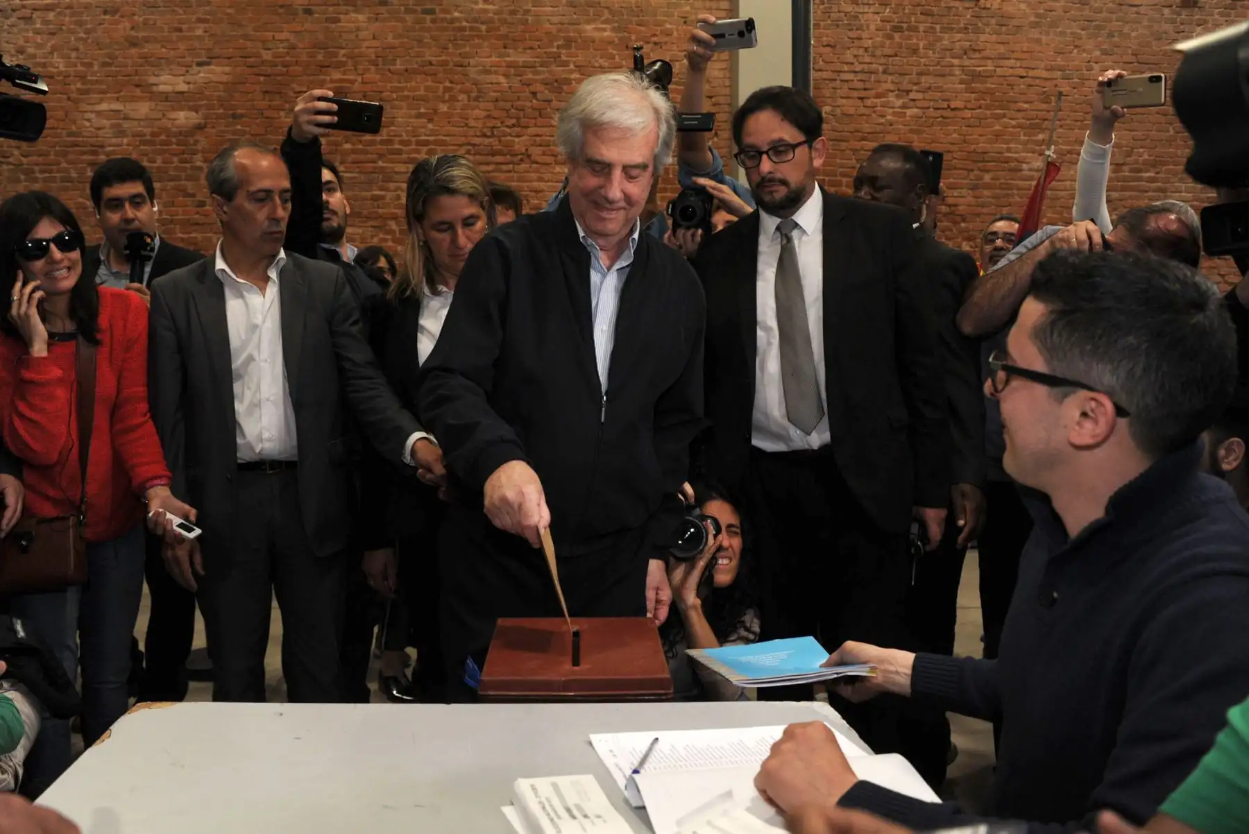 Presidente Tabaré Vázquez emite su voto en proceso de elecciones. Foto: AFP