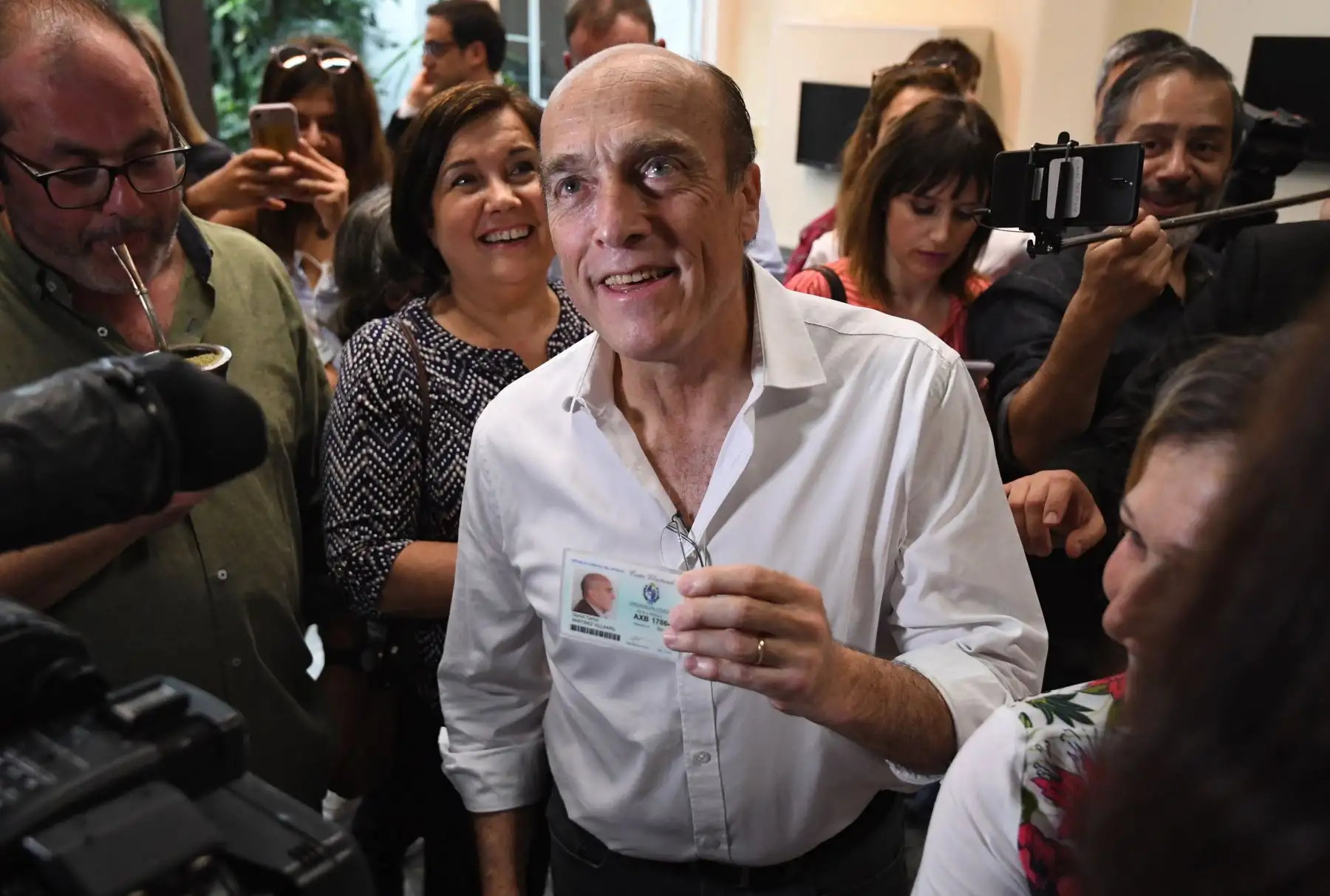 El candidato presidencial para la coalición de gobierno izquierdista uruguaya Frente Amplio, Daniel Martínez, emite su voto en colegio de Montevideo. Foto: AFP