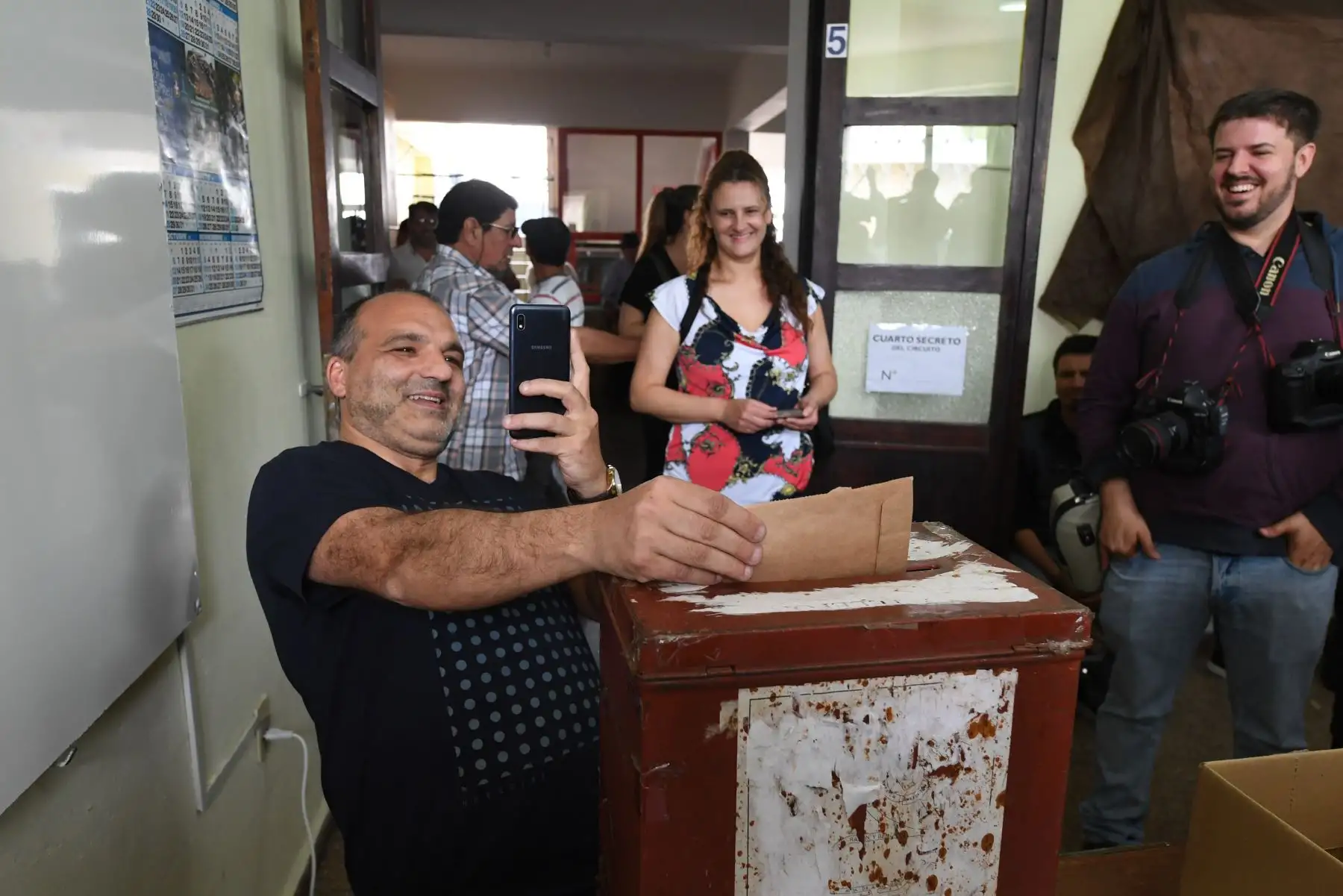 Más de 2,6 millones de uruguayos votan desde tempranas horas de hoy domingo para elegir al presidente que sucederá a Tabaré Vázquez. Foto: AFP