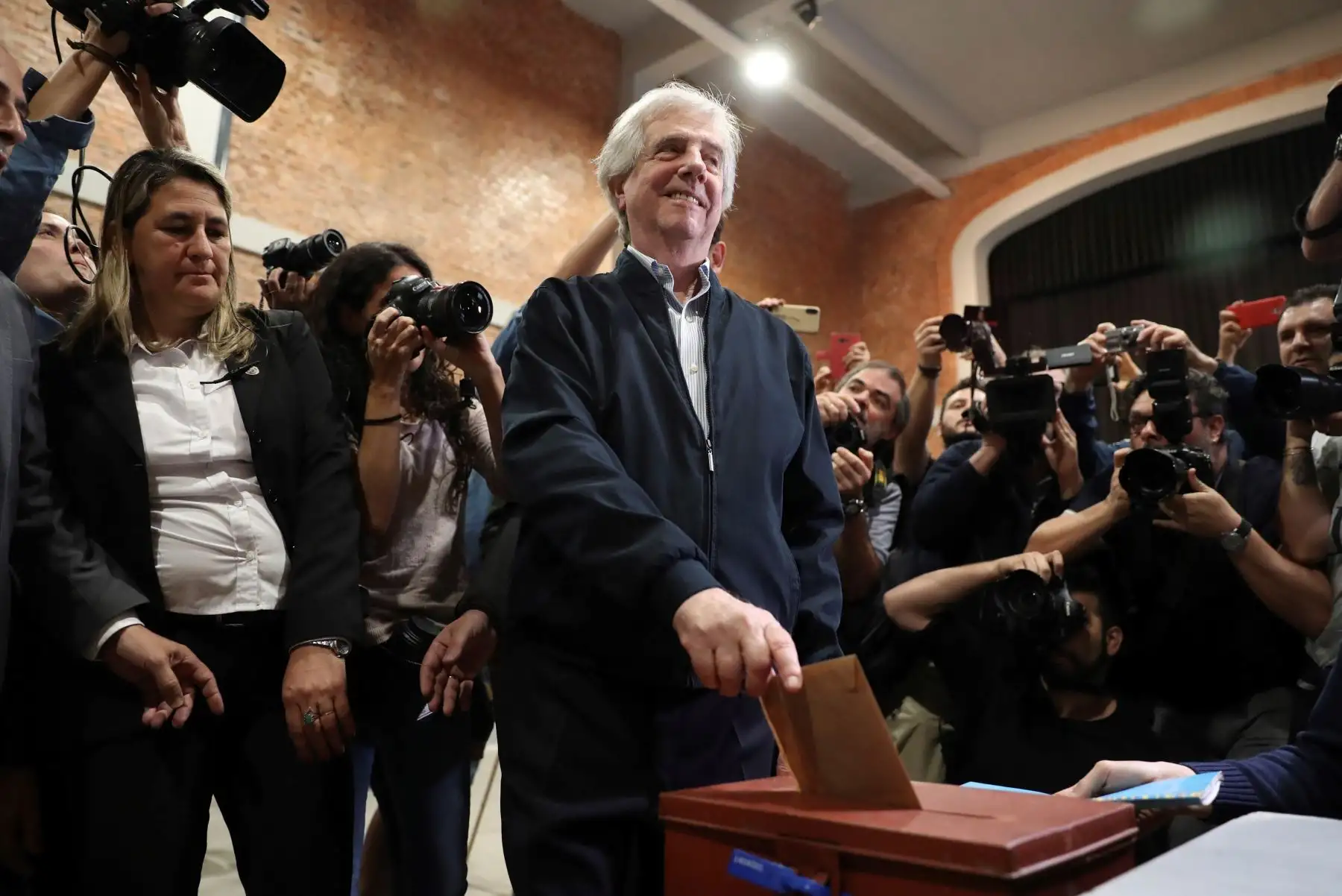 Presidente Tabaré Vázquez emite su voto en proceso de elecciones. Foto: EFE