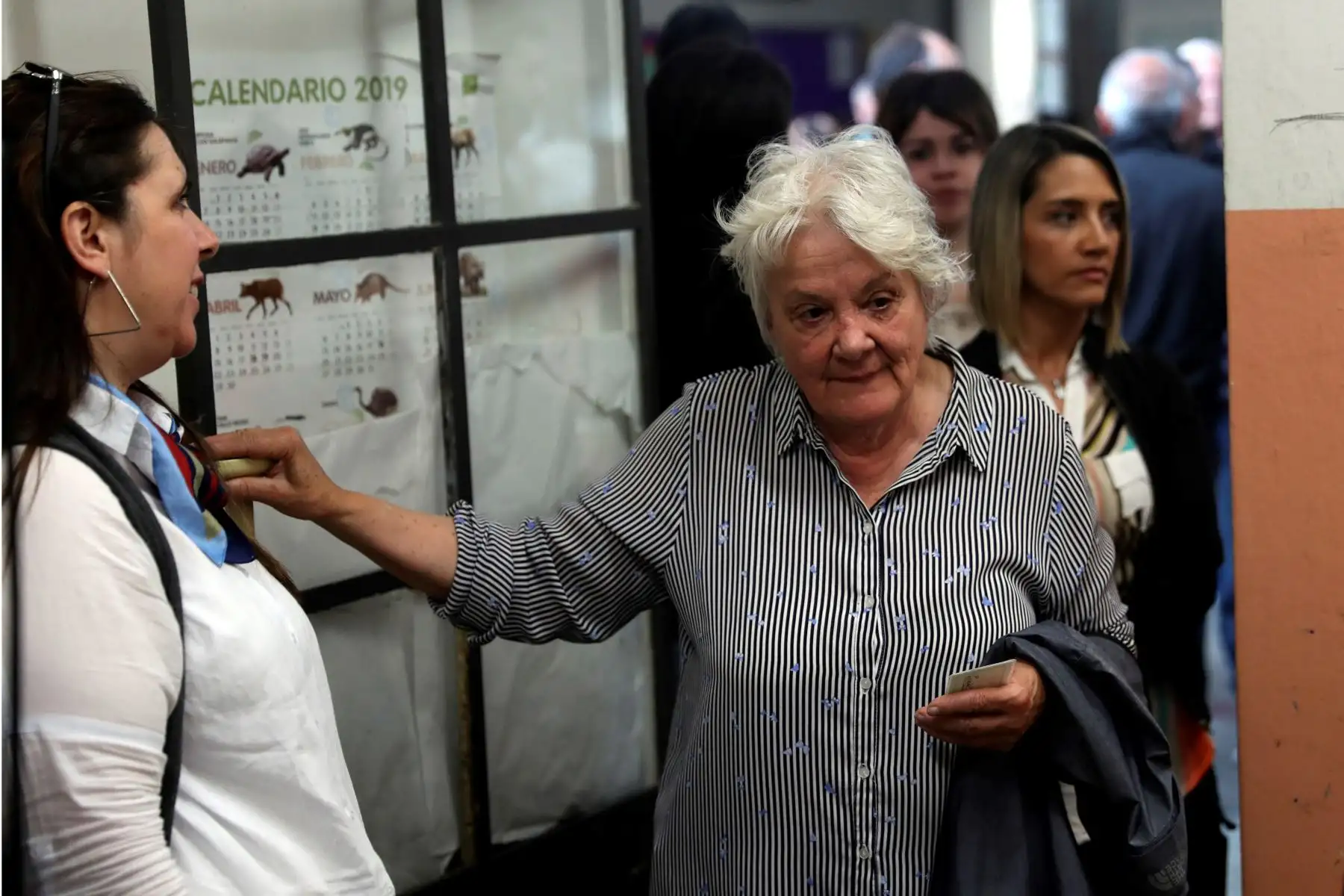 La vicepresidenta de Uruguay, Lucía Topolanskya, llega a emitir su voto en Paso de la Arena. Foto: ANDINA/EFE