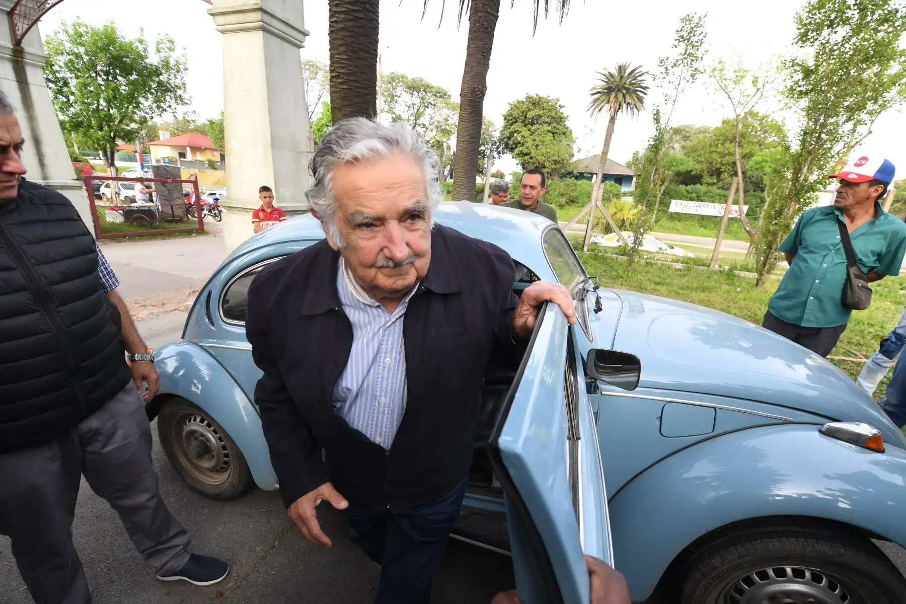 El expresidente de Uruguay, José Mujica, llegó esta mañana a votar en su característico volkswagen. Elecciones presidenciales y parlamentarias se llevan a cabo en este país. Foto: AFP