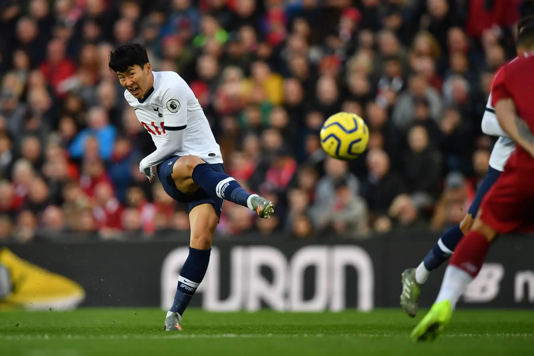 El delantero surcoreano de Tottenham, Hotspur, Son Heung-Min, dispara durante el partido de fútbol contra Liverpool por la Premier League. Foto: AFP
