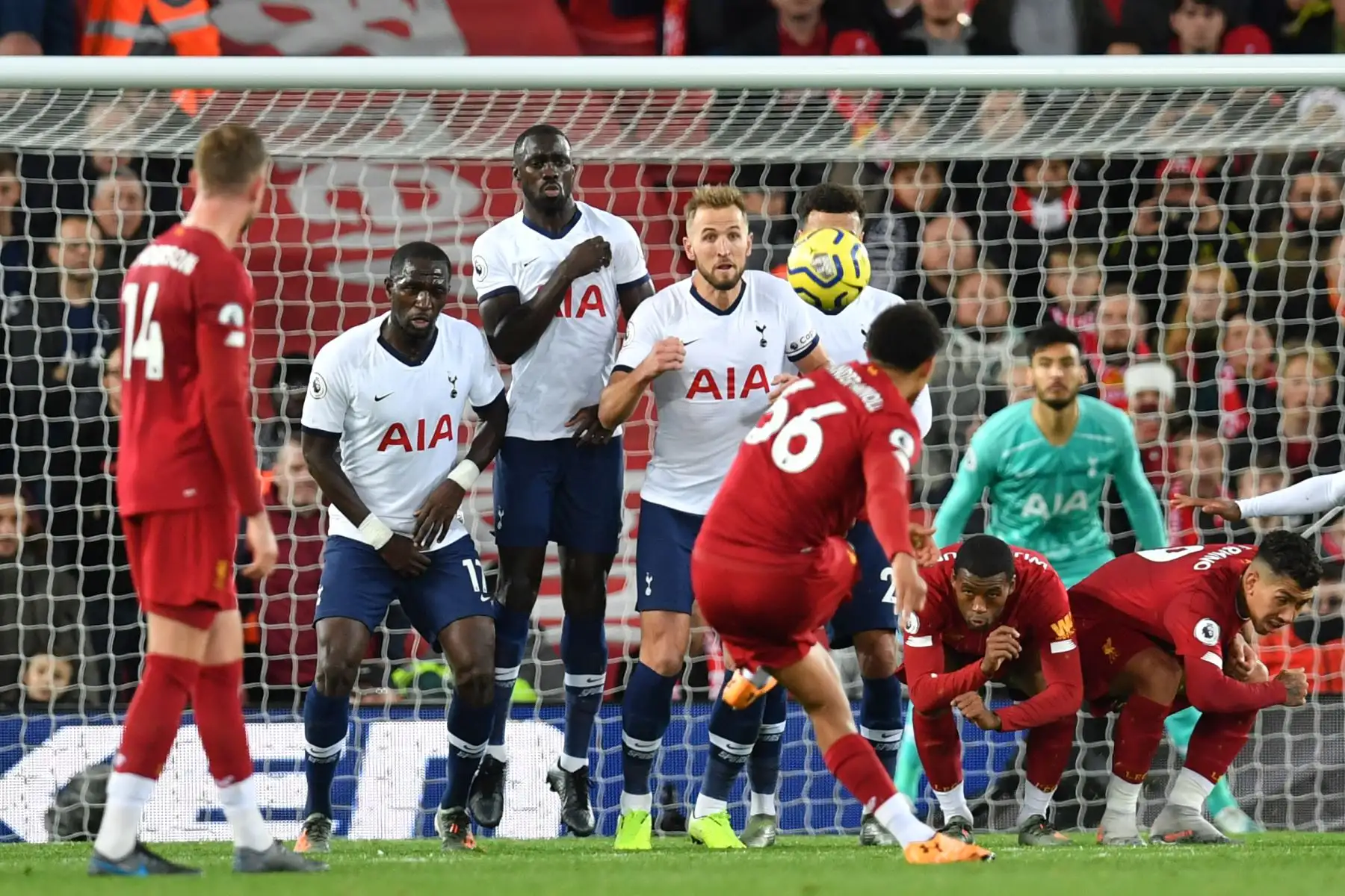 El defensor inglés de Liverpool, Trent Alexander-Arnold, lanza un tiro libre durante el partido de fútbol de la Premier League. Foto: AFP