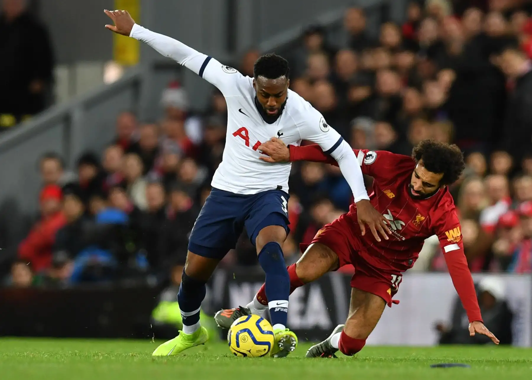 El defensor inglés del Tottenham Hotspur Danny Rose disputa el balón con el mediocampista egipcio de Liverpool, Mohamed Salah, durante el partido de fútbol de la Premier League. Foto: AFP